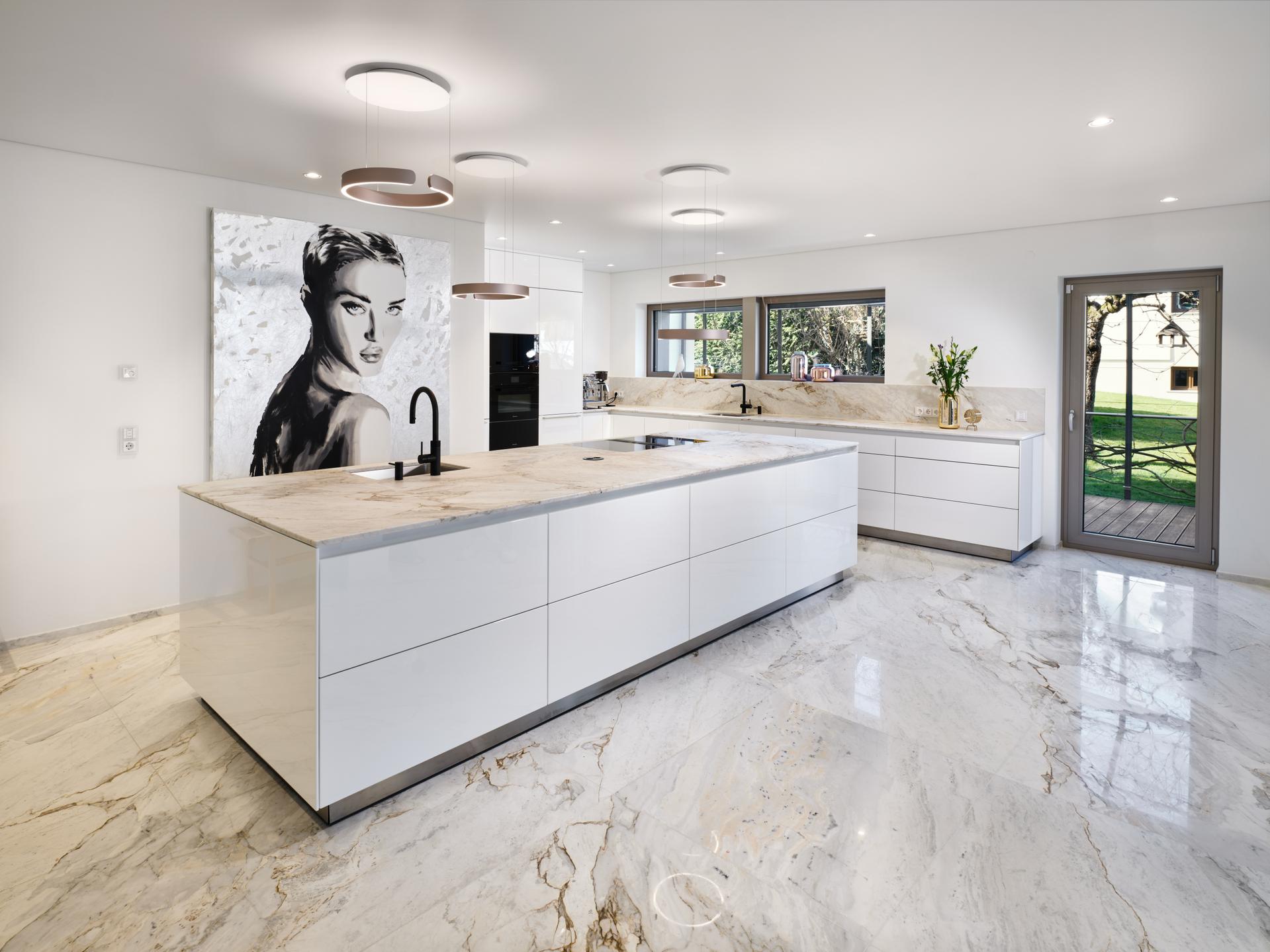 bulthaup b3 Küche mit heller Marmorinsel und Occhio Pendelleuchten in einem großzügigen Raum