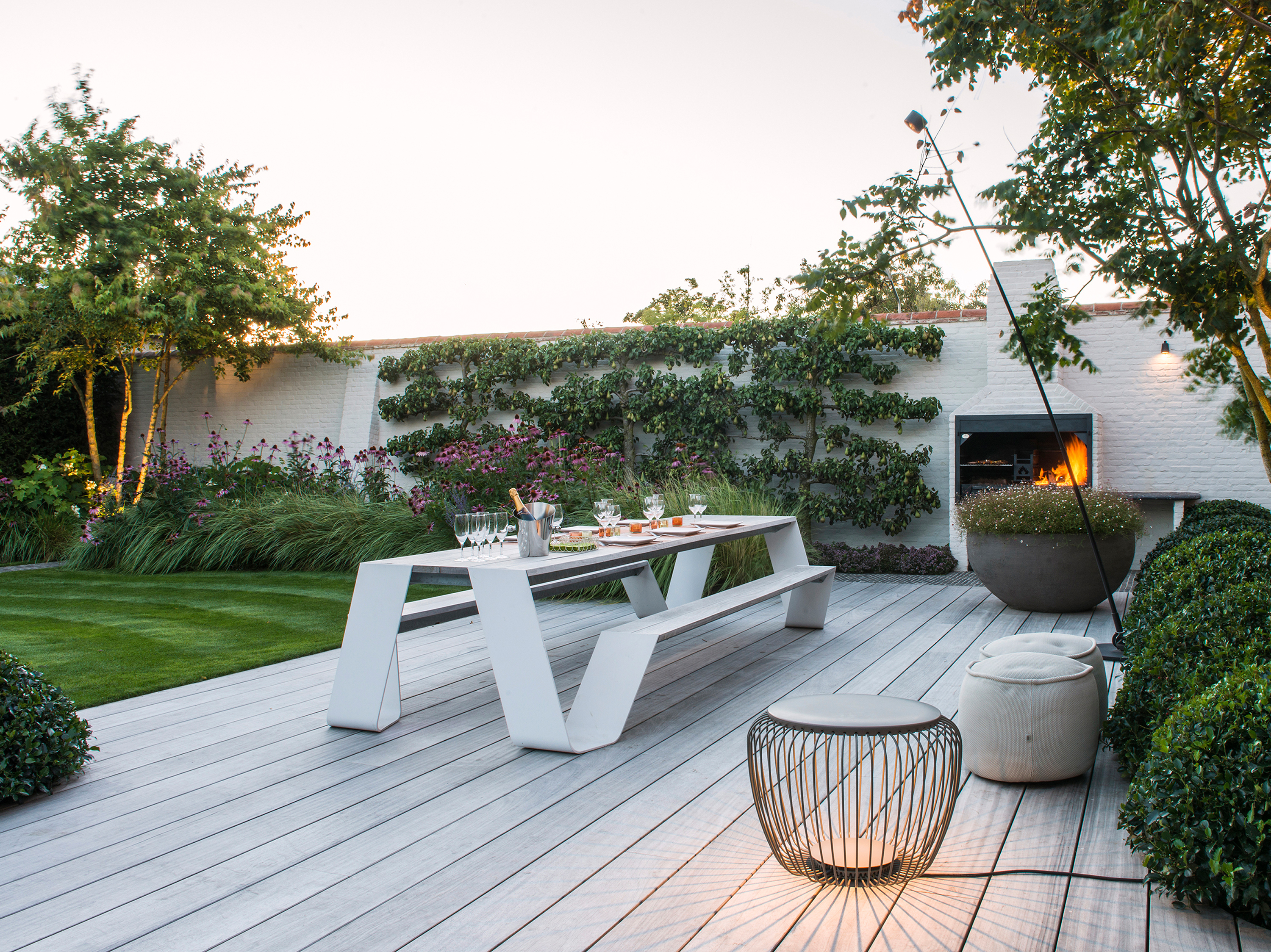 Gartentisch mit Bank Hopper picnic von Extremis auf Terrasse