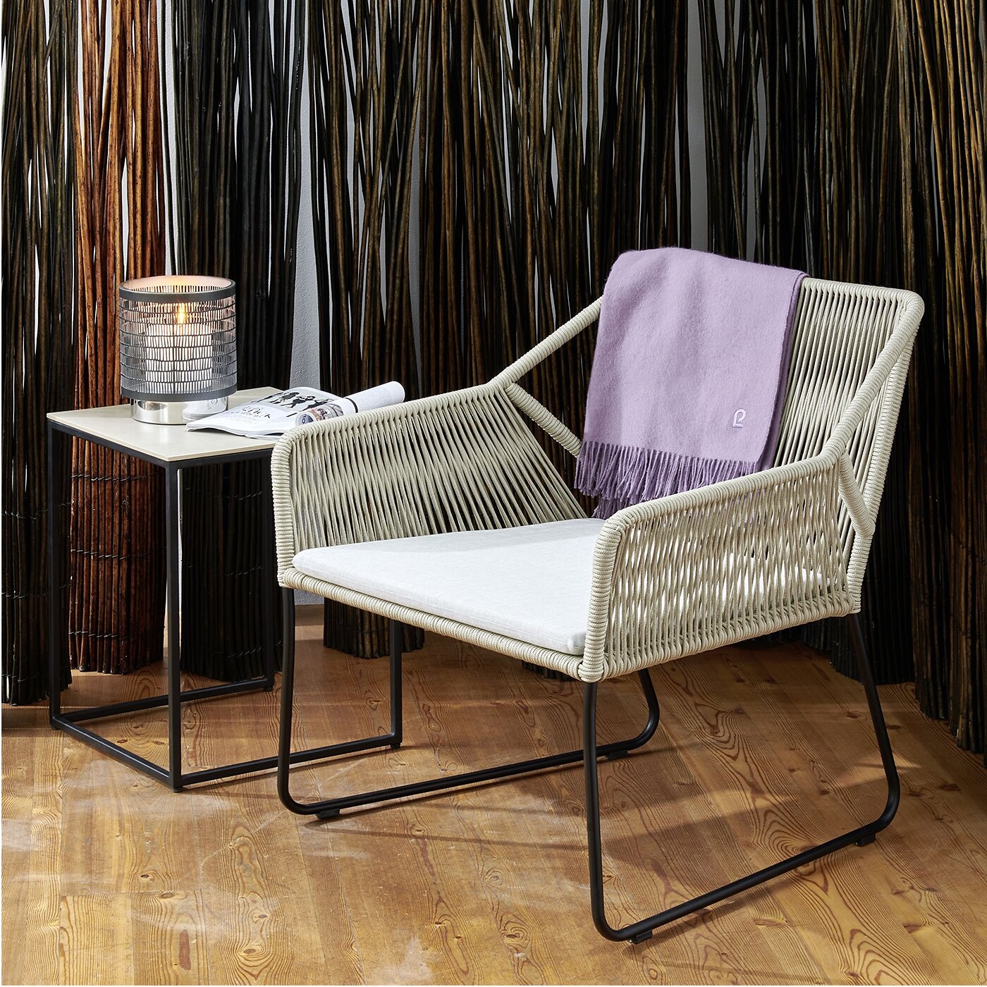 Beiger Sessel von Lambert mit fliederfarbenem Plaid und kleinem Beistelltisch