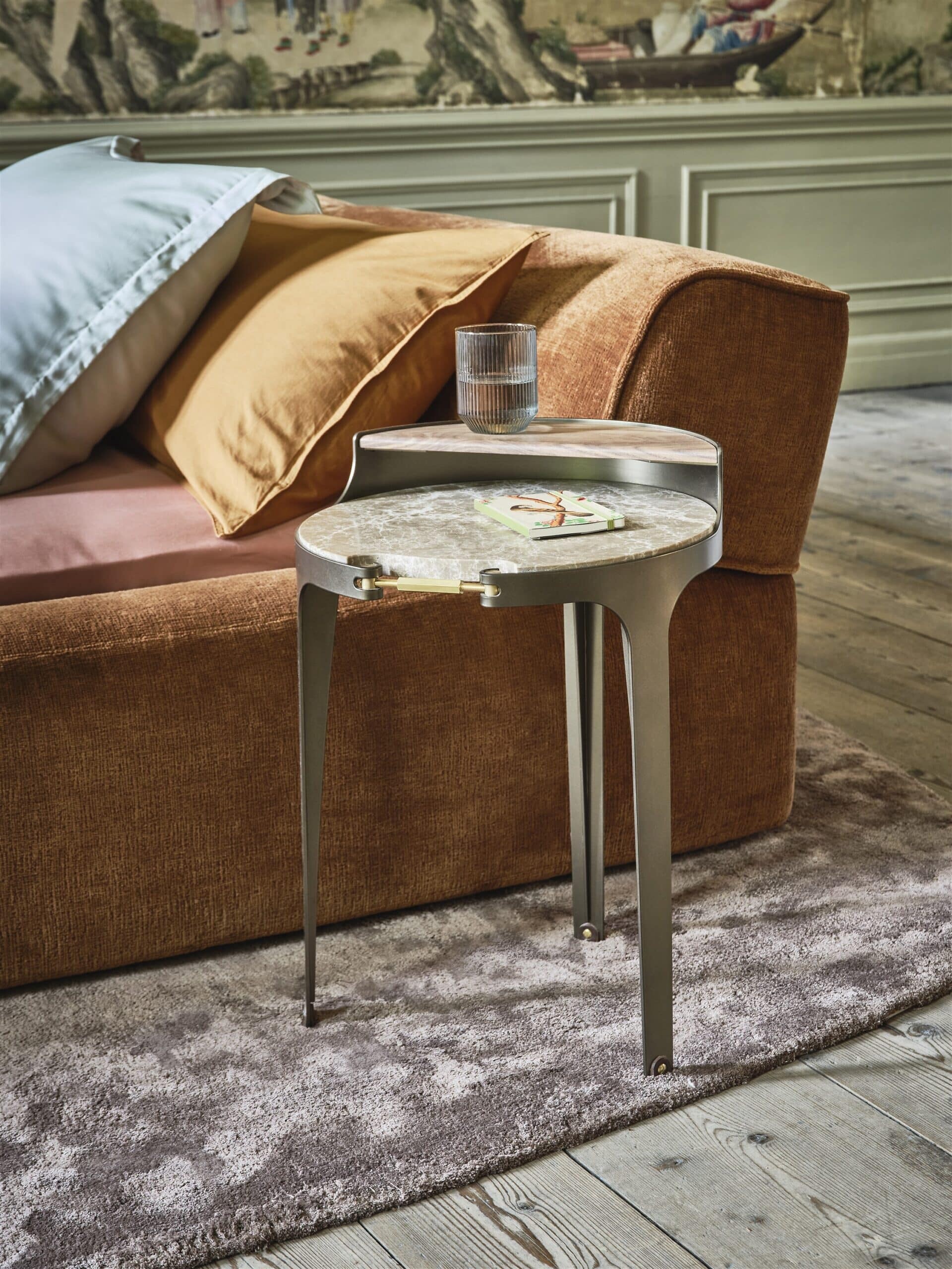 Runder Linteloo Beistelltisch aus Metall und Marmor neben Polstersofa