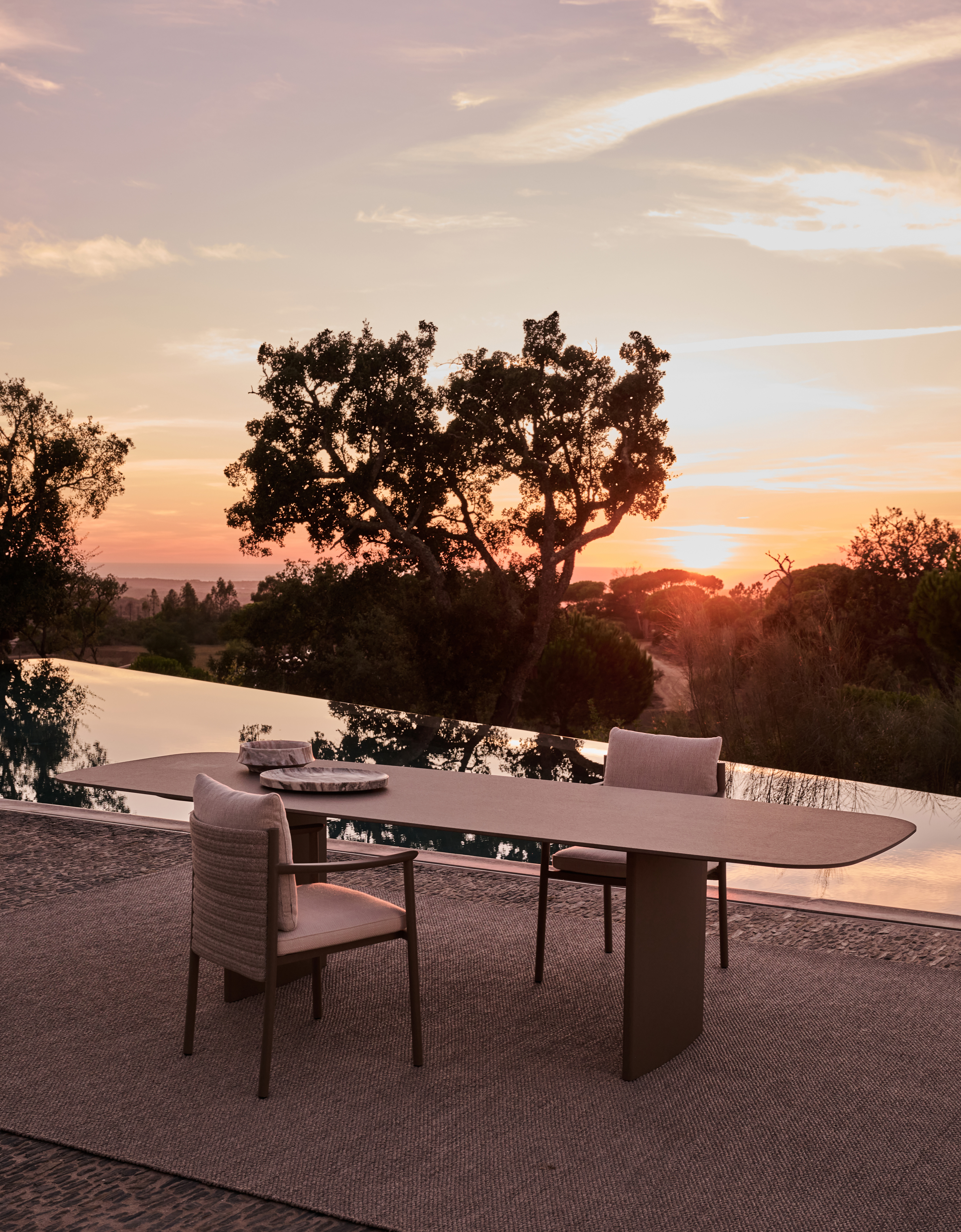 Tribu Esstisch und Stühle Lucca auf Terrasse mit Blick in die Landschaft bei Sonnenuntergang