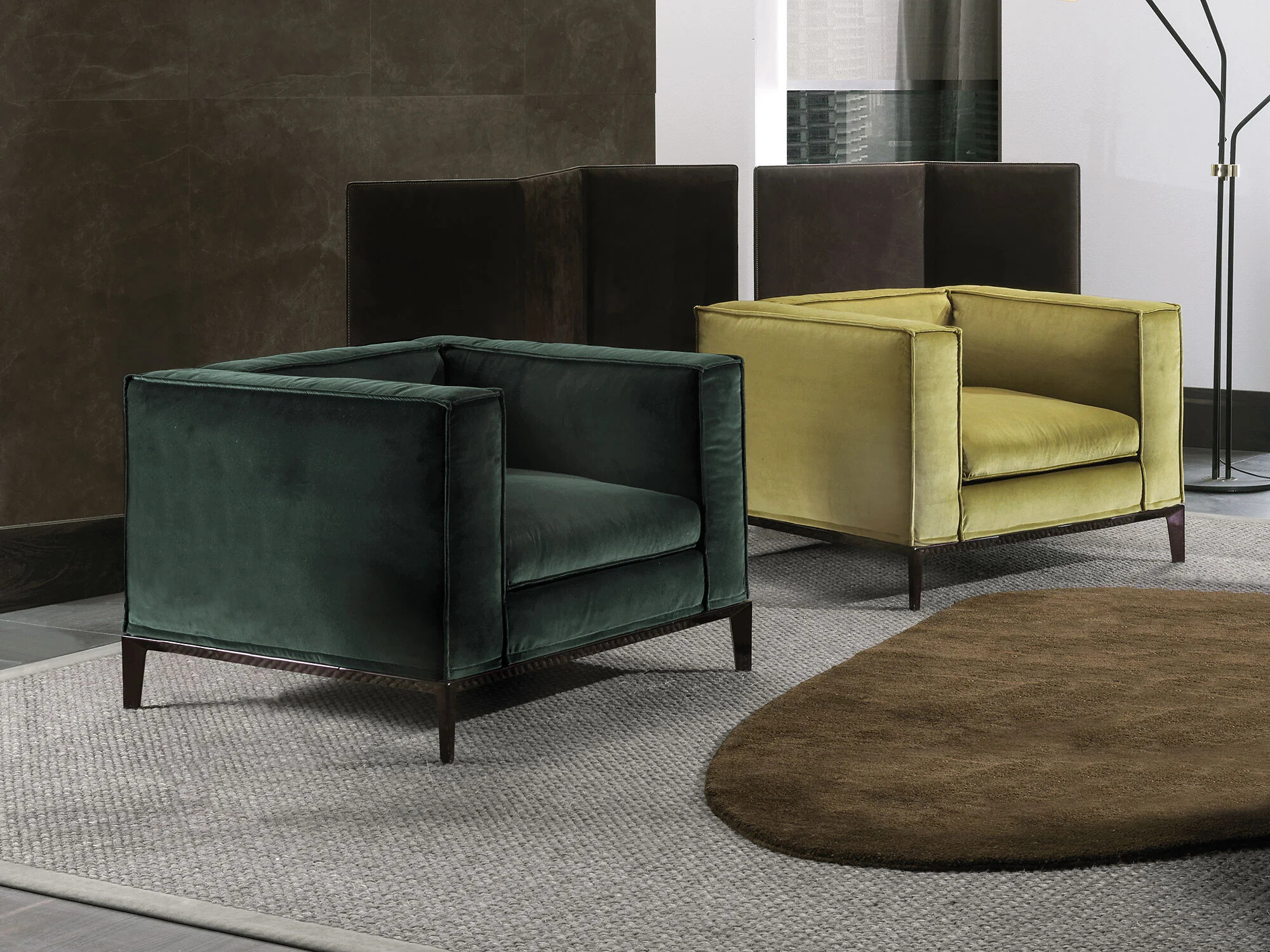 Zwei kubische Polstersessel in Dunkelgrün und Gelb auf Teppich in modernem Interieur