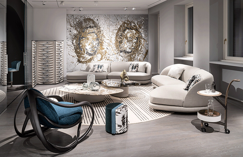 Sitzgruppe mit zwei runden Sofas, Beistelltisch, Schaukelstuhl und Kunst an der Wand