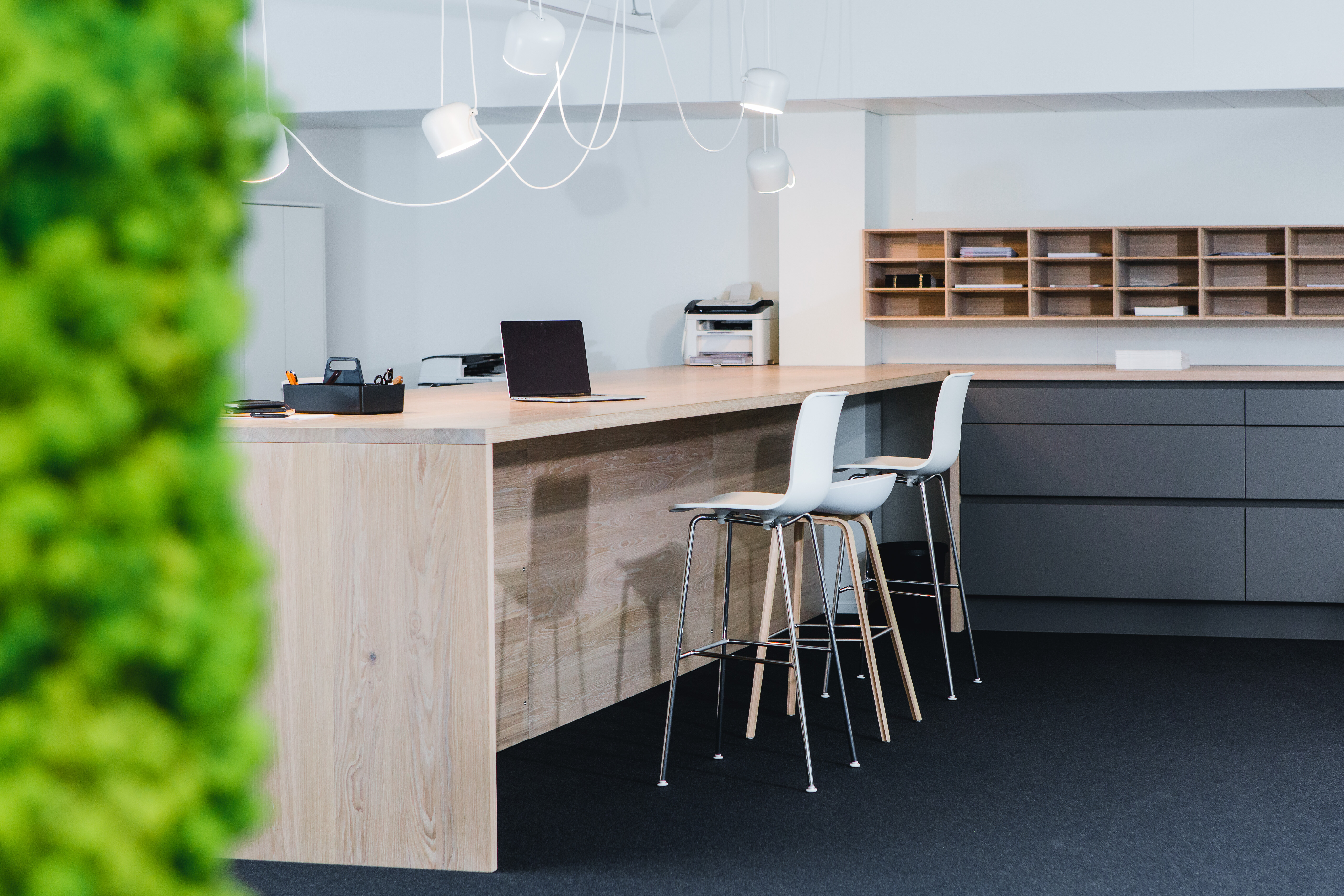 Der Lange Massivholztisch lädt zm Austausch unter Kollegen ein.