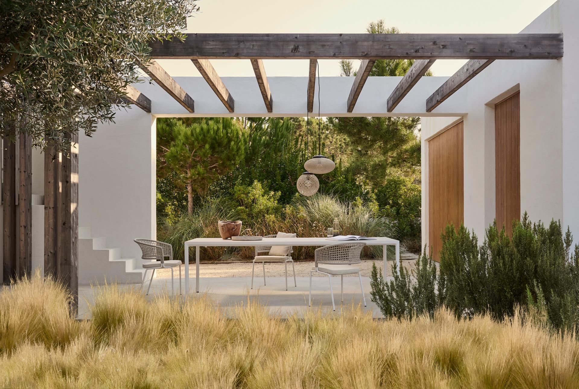 Outdoor-Esstisch und Outdoor-Stühle von Tribu