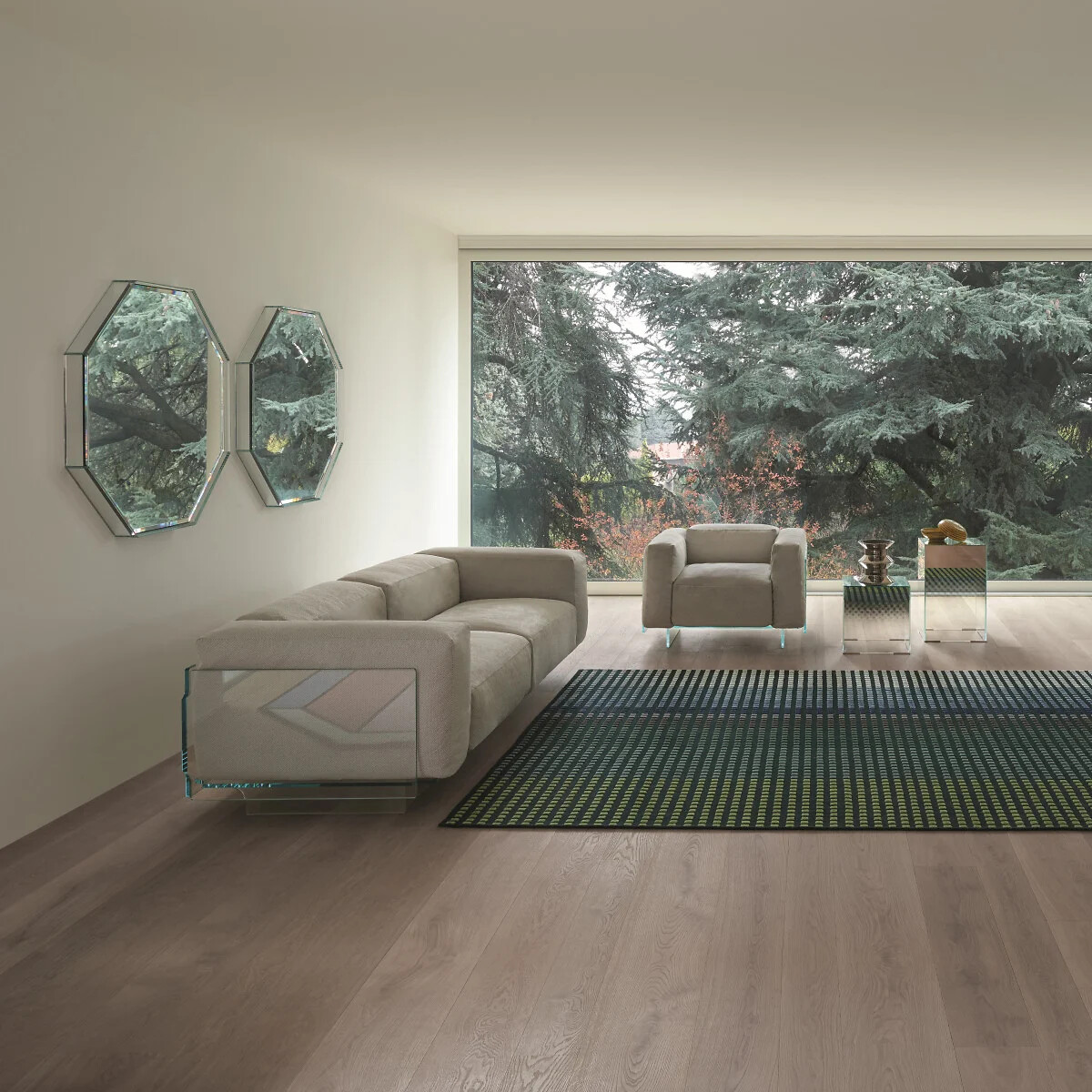 Zwei achteckige Spiegel über einem Sofa vor großem Fenster mit Blick ins Grüne.