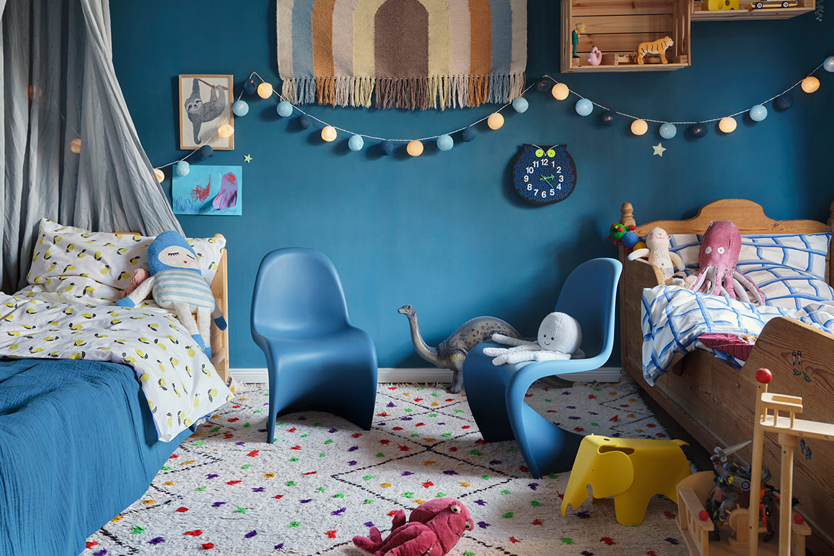 Buntes Kinderzimmer mit verspielten Vitra Möbeln: Panton Junior Stühle und Small Elephant bieten bequeme Sitz- & Spielmöglichkeiten. Die fröhliche Zoo Wanduhr unterstreicht das kinderfreundliche Ambiente.