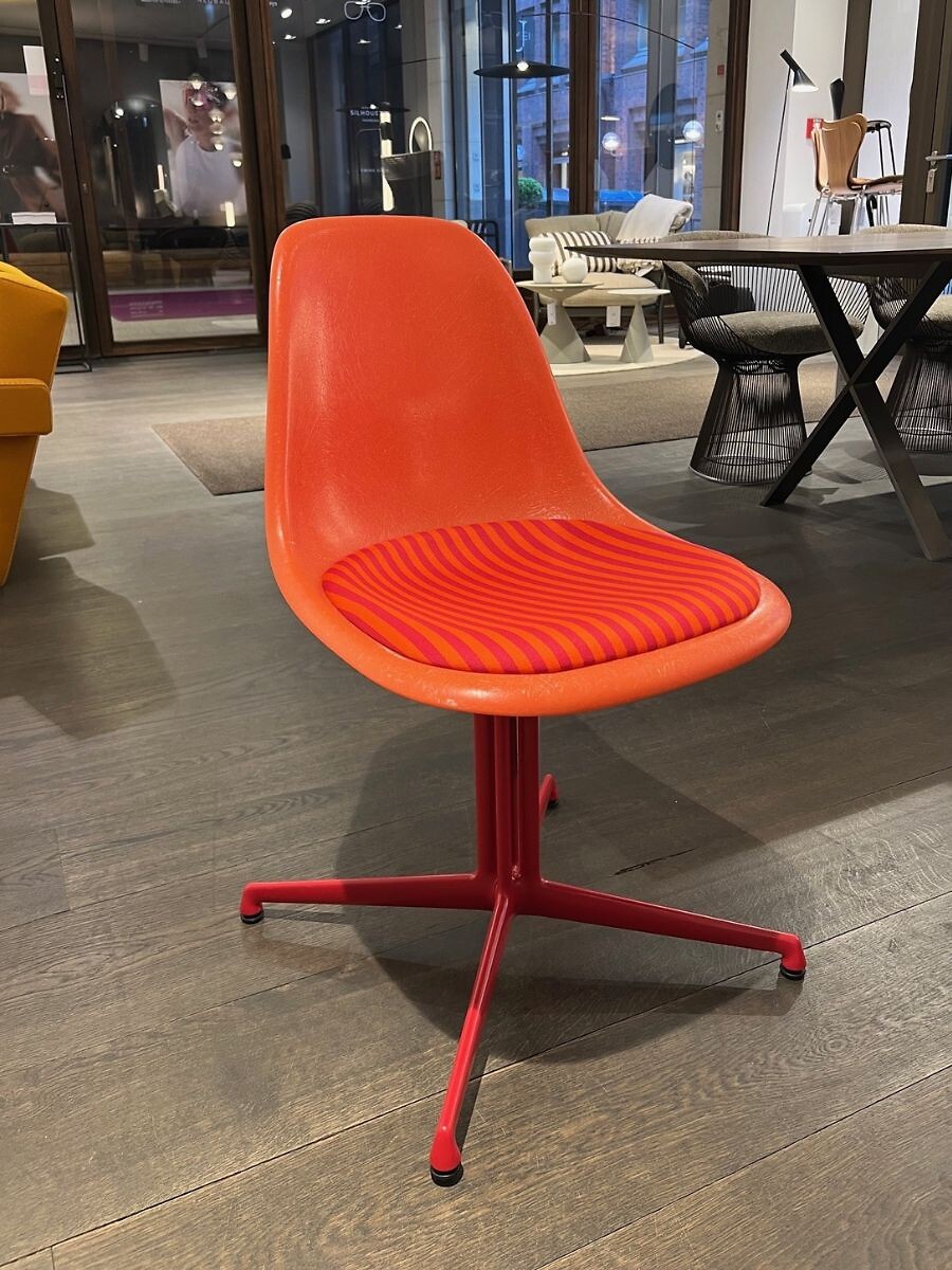 Eames Fiberglass Side Chair