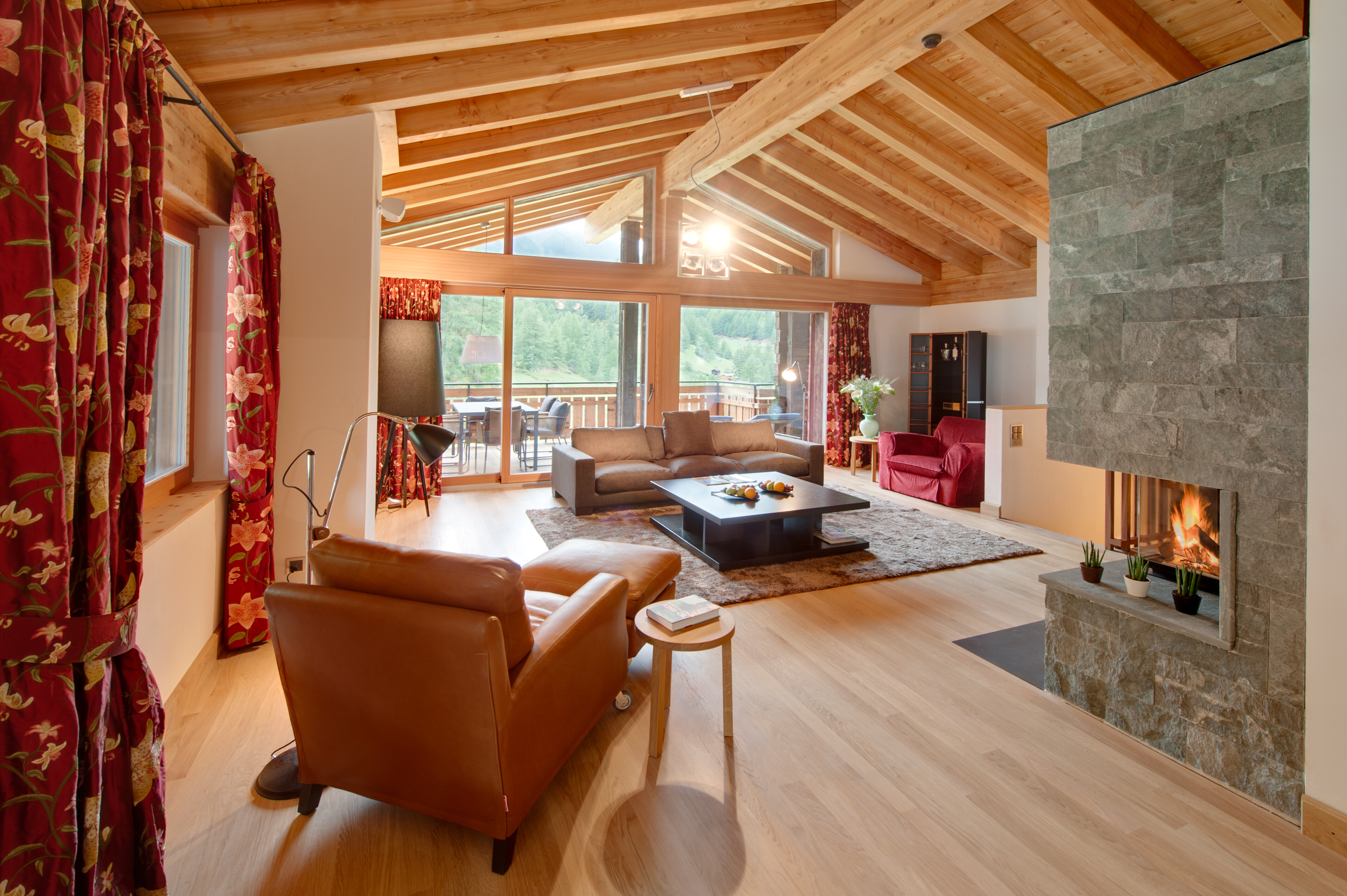 Komfortable Sitzgelegenheiten laden zum Entspannen und Lesen vor dem Kamin ein.