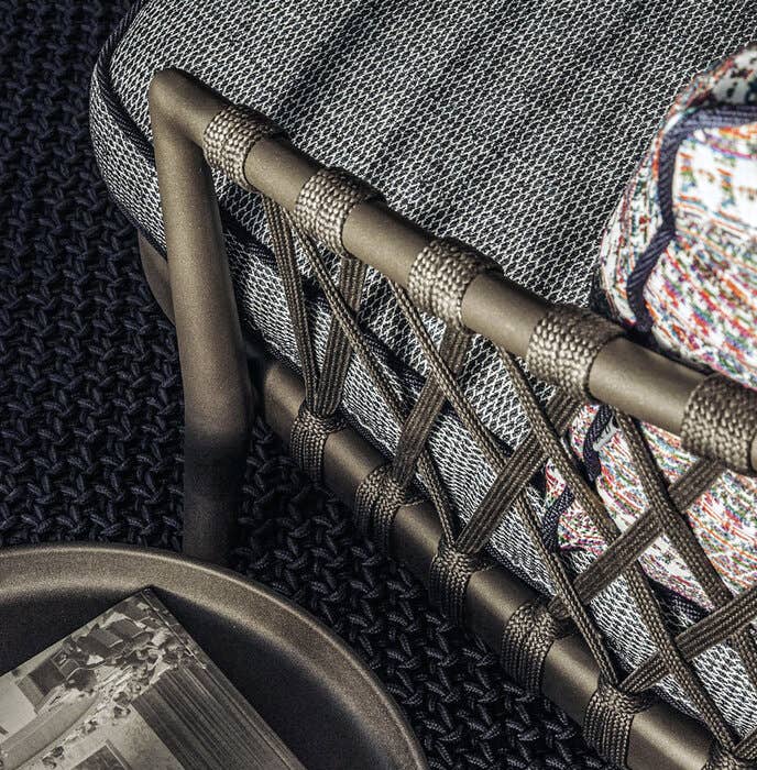 Detailansicht des Flechtwerks am Rahmen des B&B Italia Sofa Erica mit Strukturstoff in Grautönen