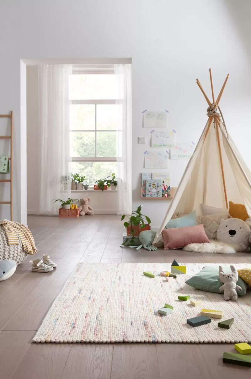Kinderzimmer mit Zelt, Spielmatte und hellem Teppich in weicher Wollstruktur