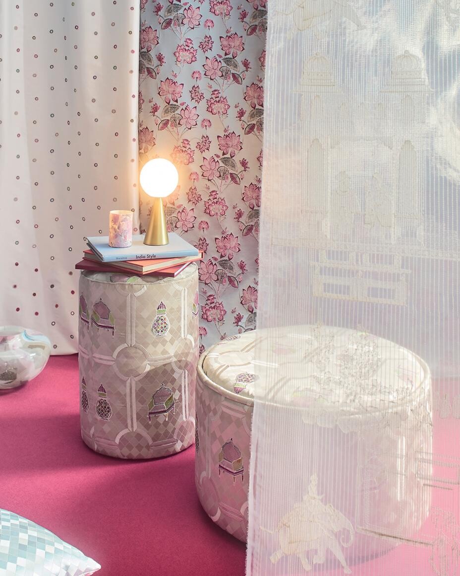 Zwei bestickte Hocker mit floraler Stoffwand und transparentem Vorhang