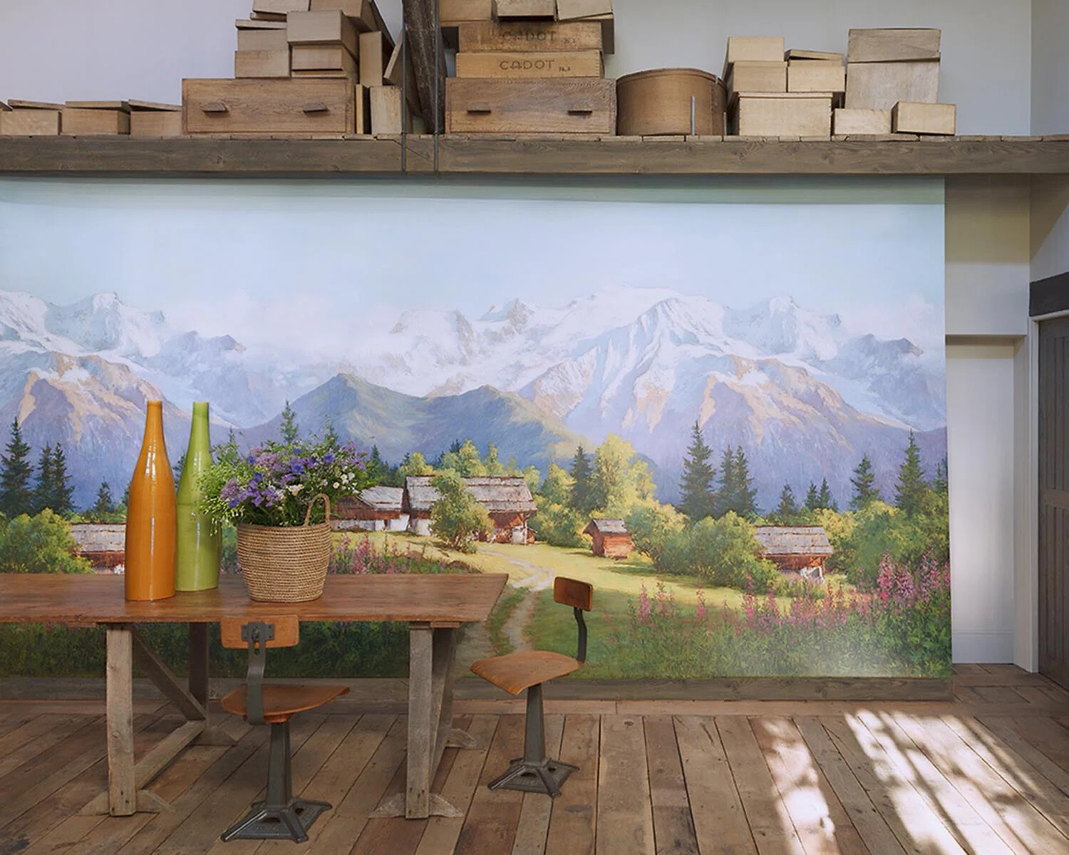 Wandtapete mit ländlicher Alpenszene und Holzhütten im sonnigen Grün