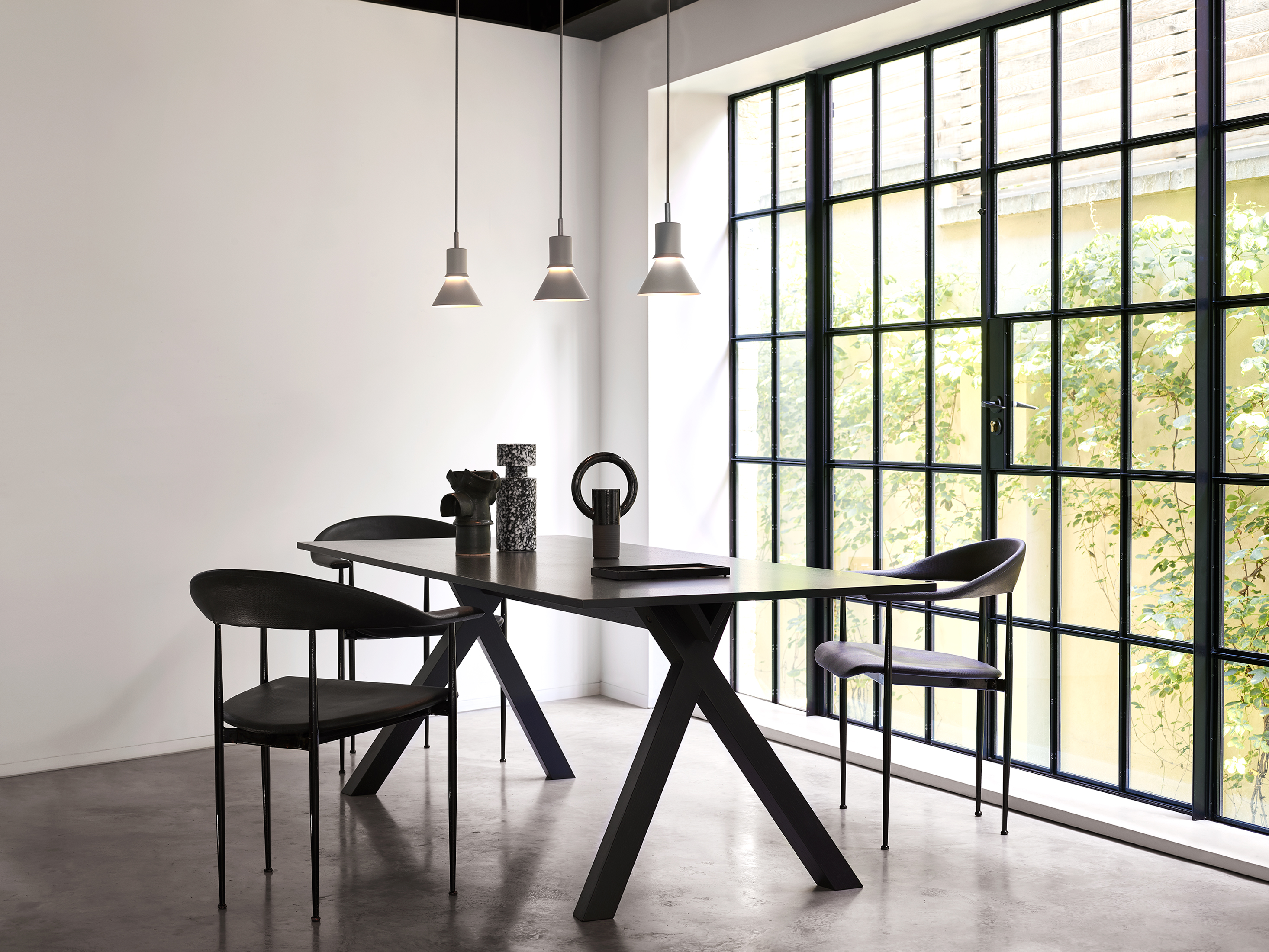 Hängeleuchten Type 80 in Grey Mist von Anglepoise über einem Esstisch mit dunklen Stühlen