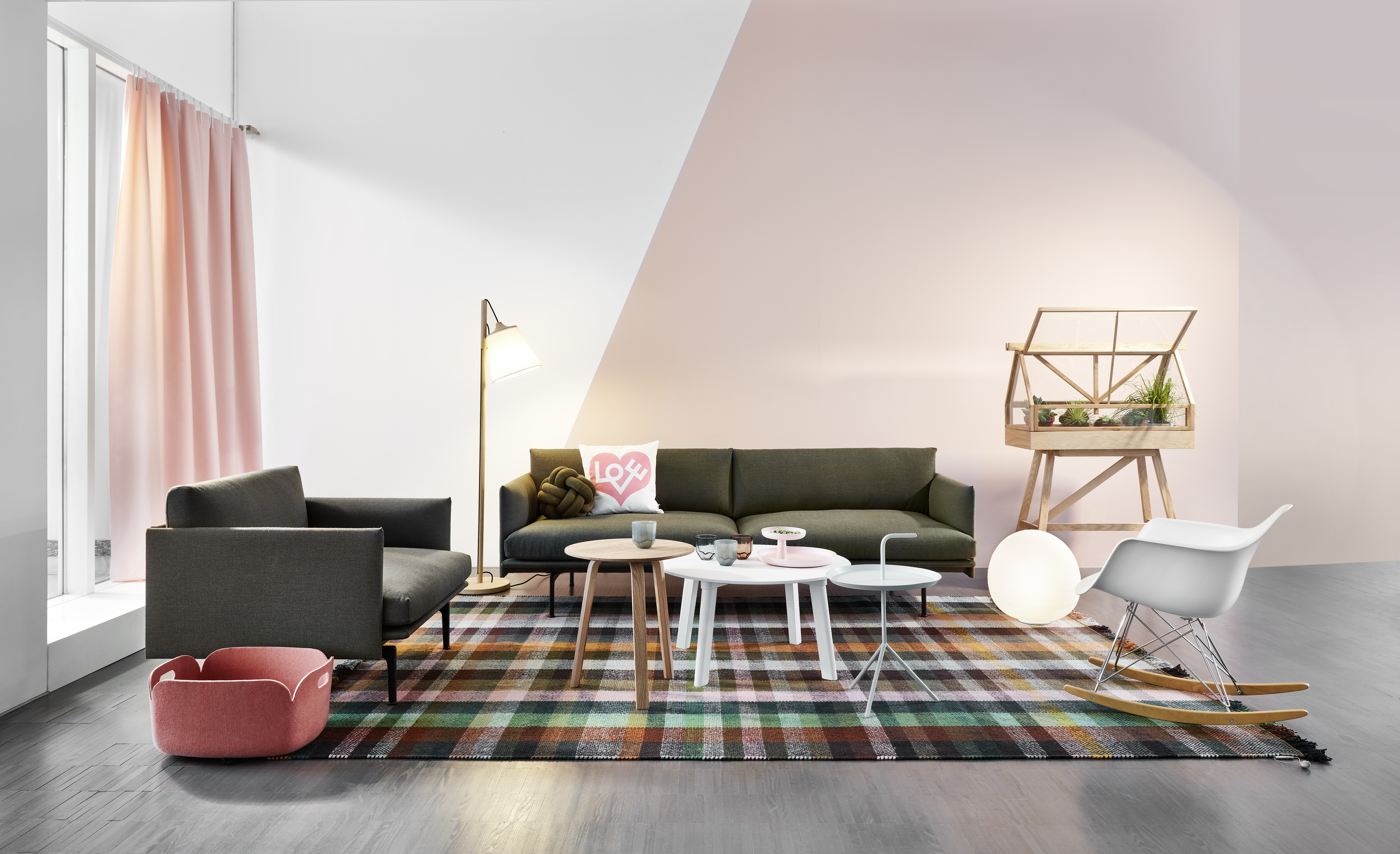 Kvadrat Seipp Showroom mit Teppich in bunt kariert
