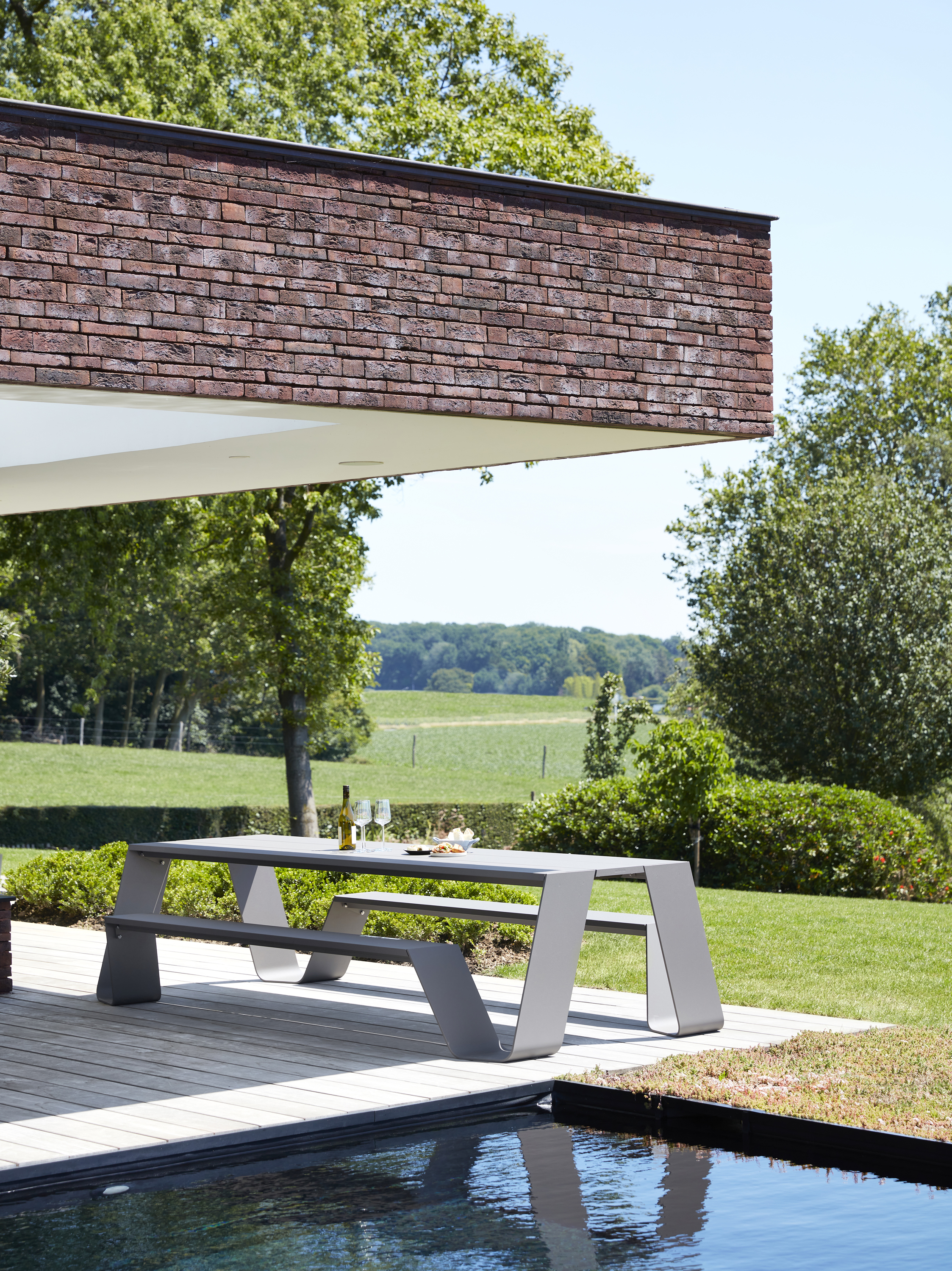 Picknicktisch Hopper aus Aluminium von Extremis auf Terrasse
