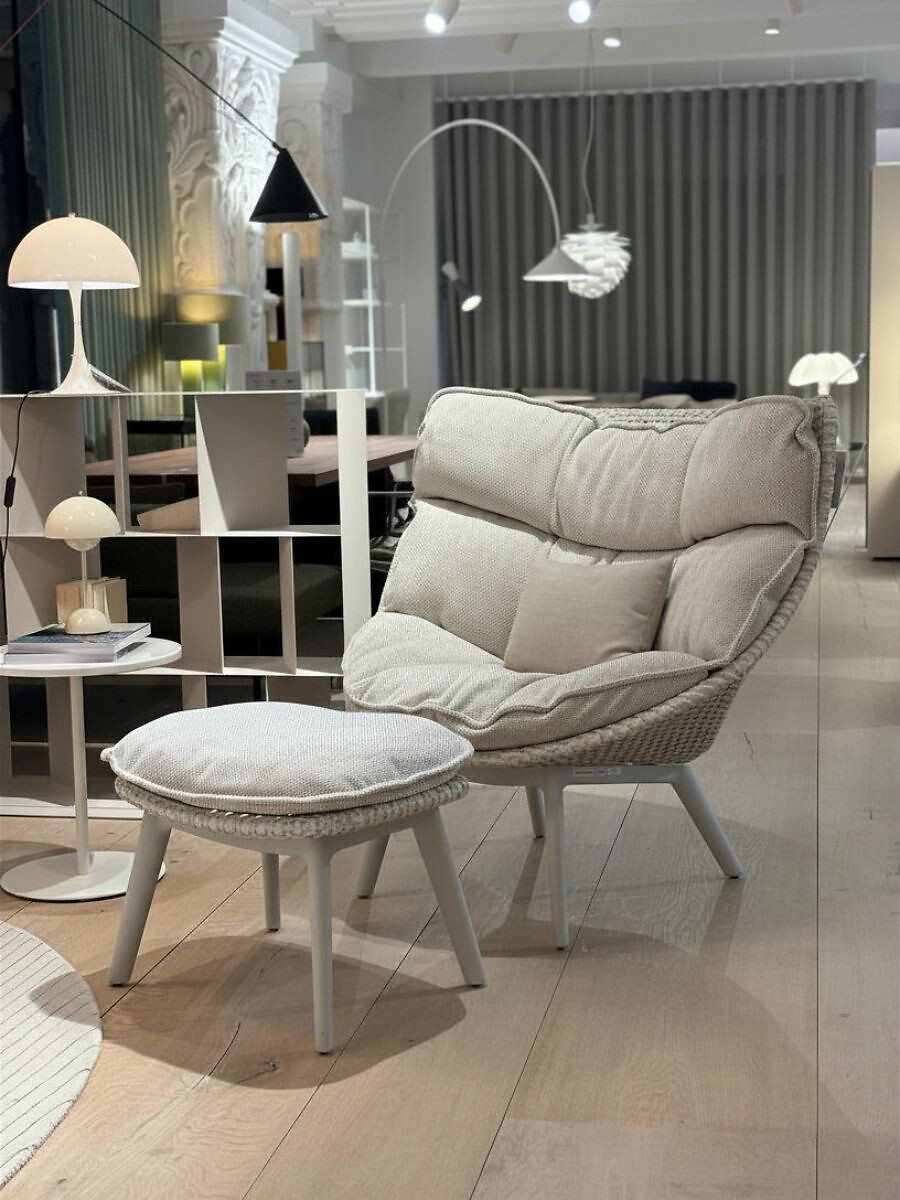 Mbrace Wing Chair mit Hocker