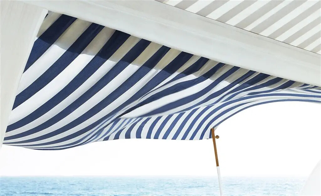 Outdoor-Stoffe mit blau-weißen Streifen, eingesetzt als Markise