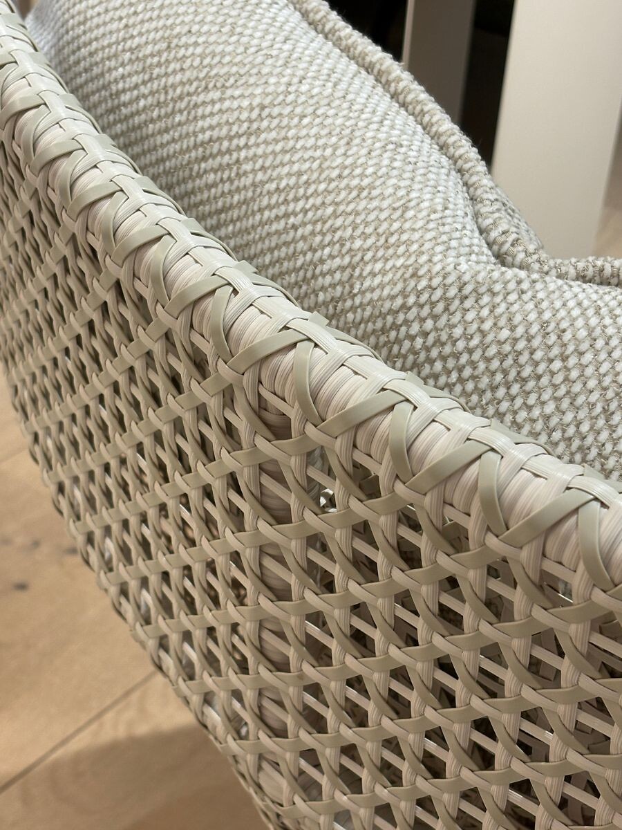 Mbrace Wing Chair mit Hocker