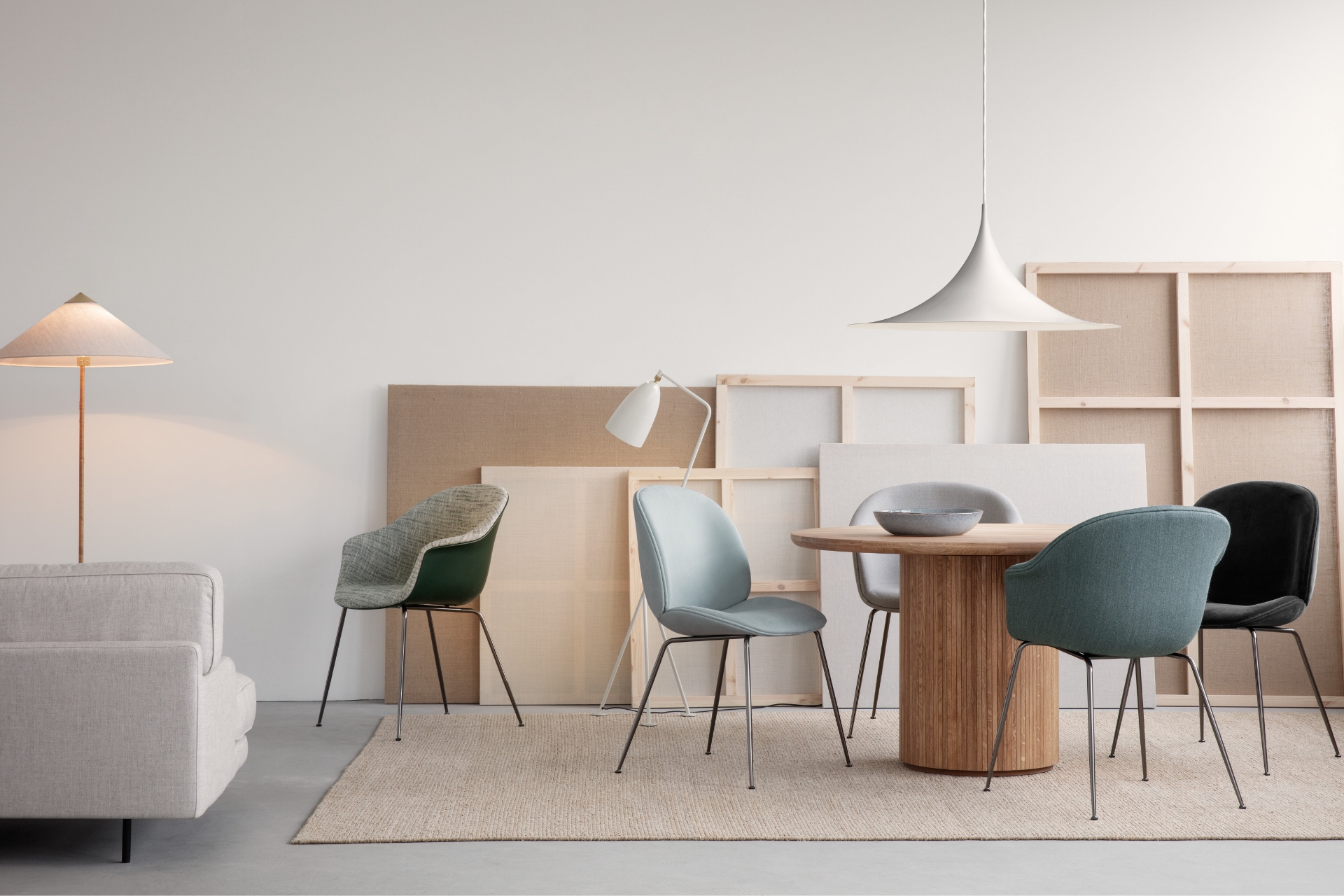 Stühle Gubi Beetle und Bat in sanften Farben – Teil der Dining Chair Aktion bei Seipp Wohnen