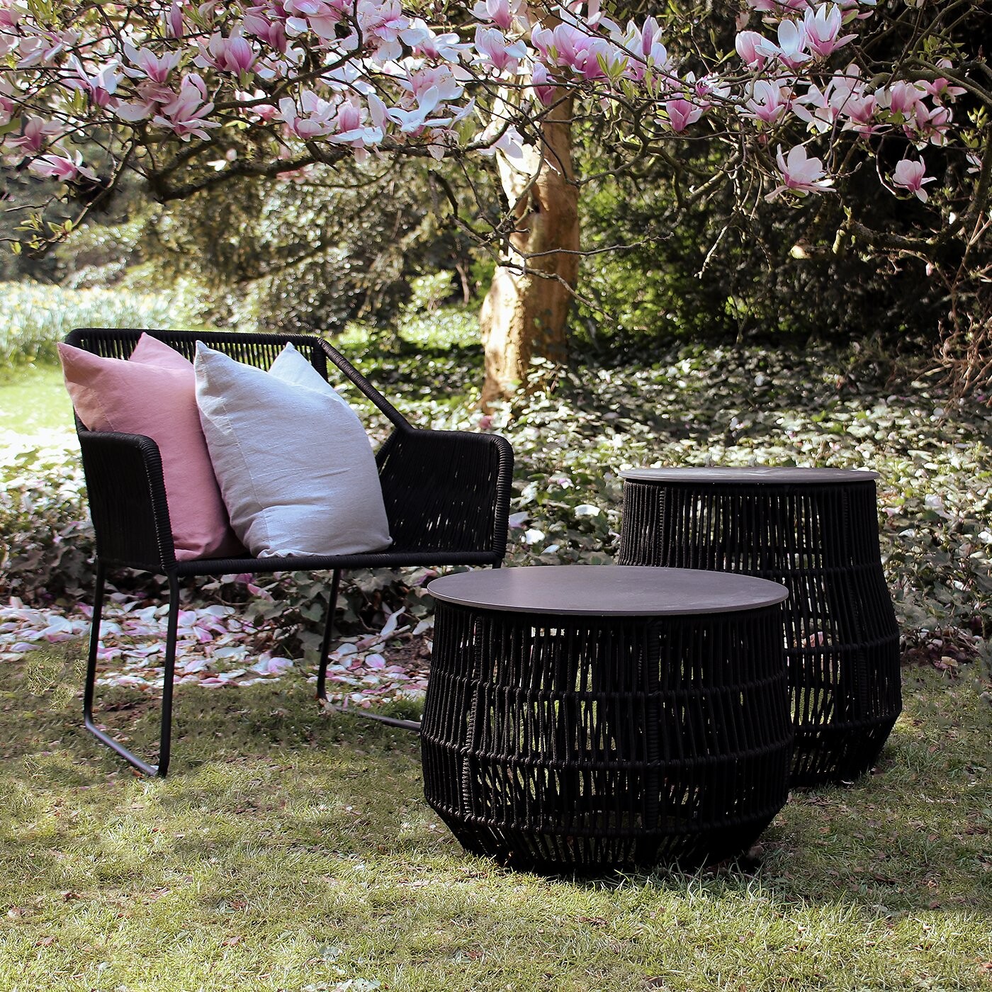 Die Outdoor-Kollektion von Lambert unter blühenden Magnolien.