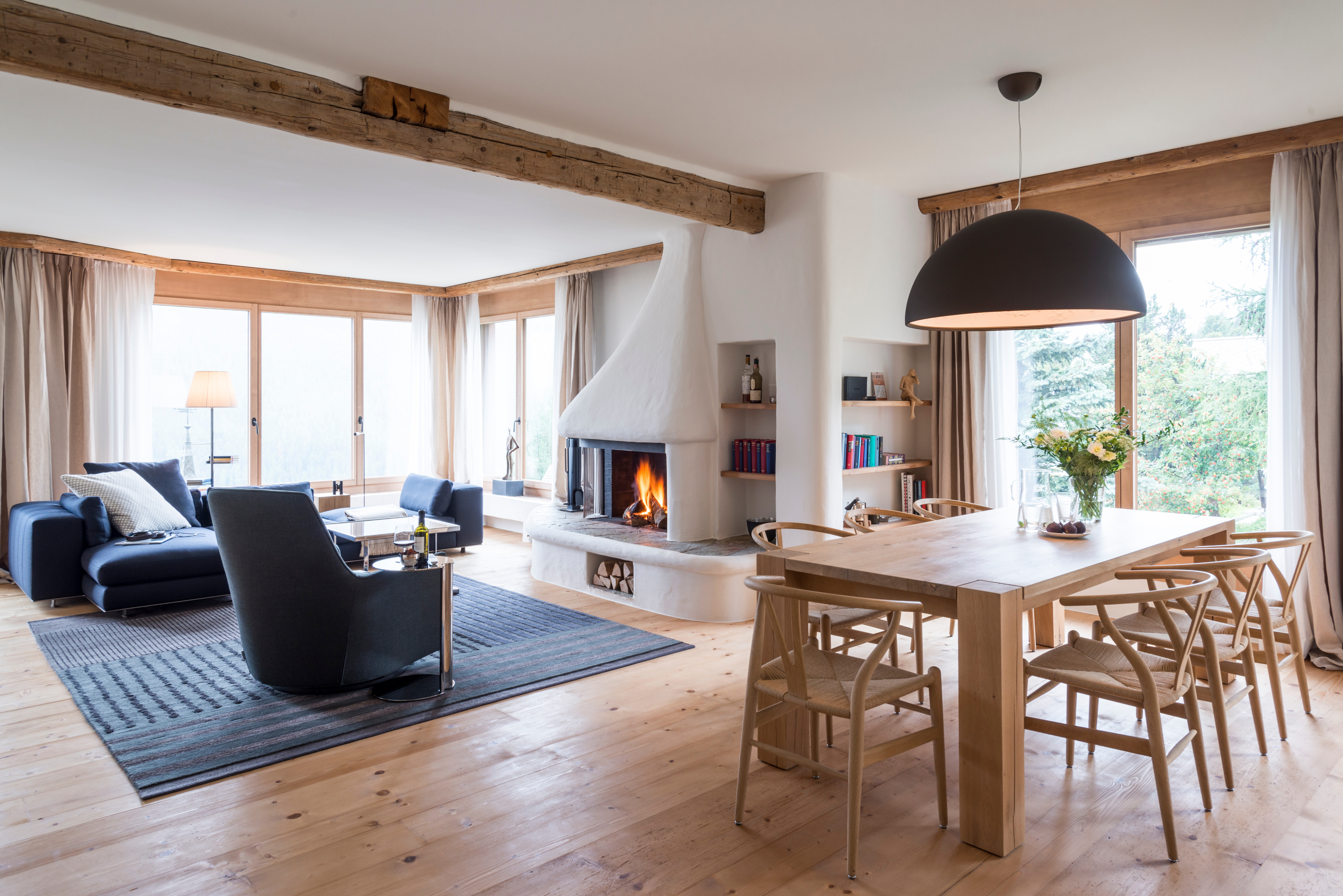 Das durch Minotti Möbel moderner gehaltene Wohnzimmer verbindet sich perfekt mit dem direkt angrenzenden Essbereich.