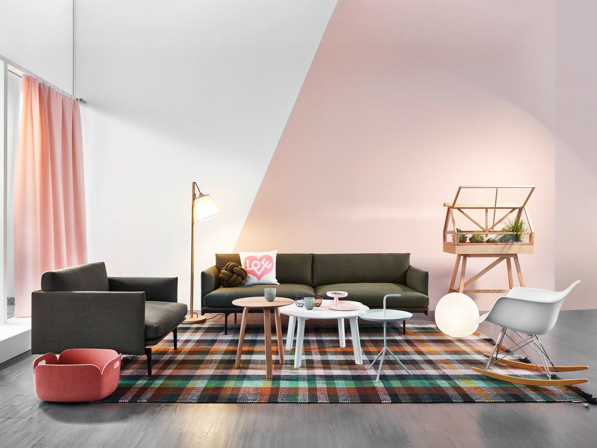 Ausstellung 2025 bei Seipp Wohnen mit geometrischer Wandgestaltung, Designklassikern und bunt kariertem Teppich.