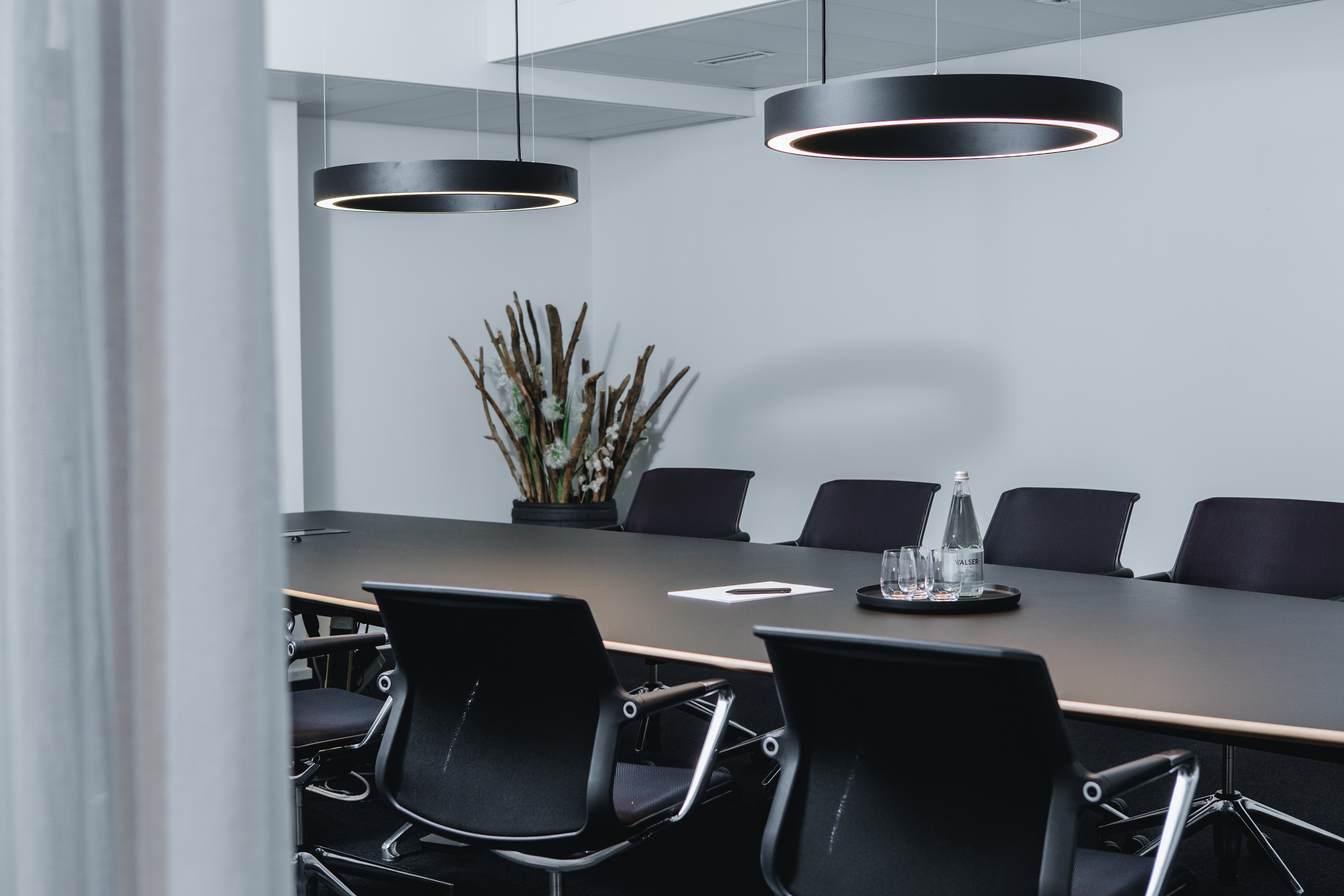Im Besprechungsraum erstrahlen die Hängeleuchten Super-Oh! von Delta Light.