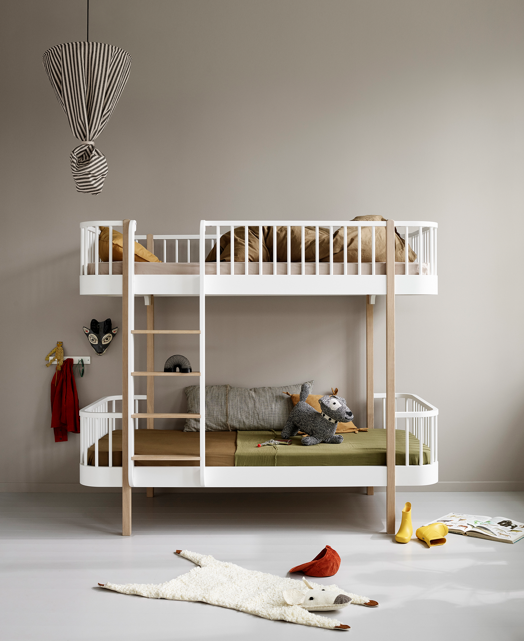 Oliver Furniture Etagenbett in Weiß mit zwei Liegeflächen und Spielbereich im Kinderzimmer