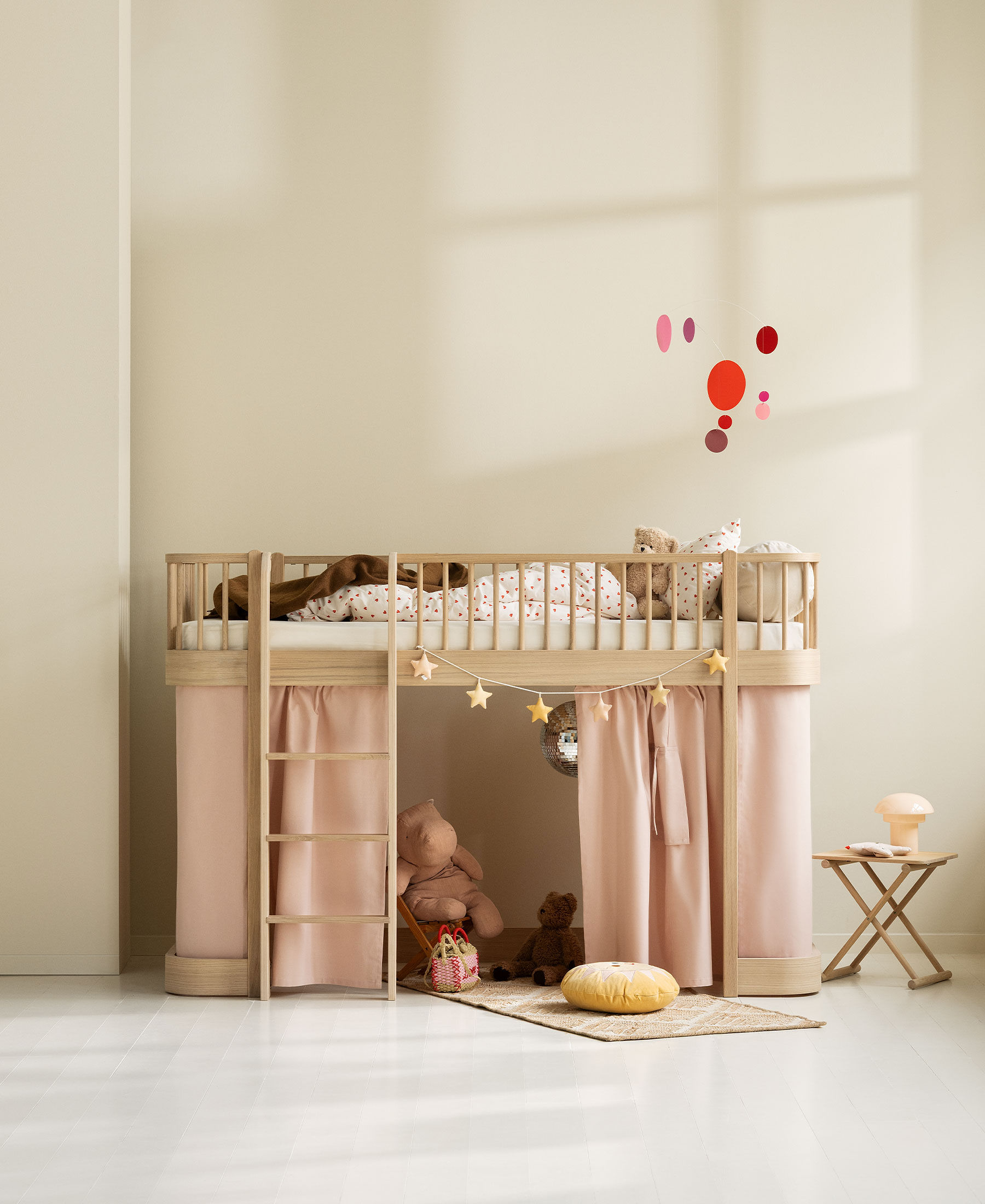 Kinderhochbett von Oliver Furniture mit Spielbereich unter dem Bett