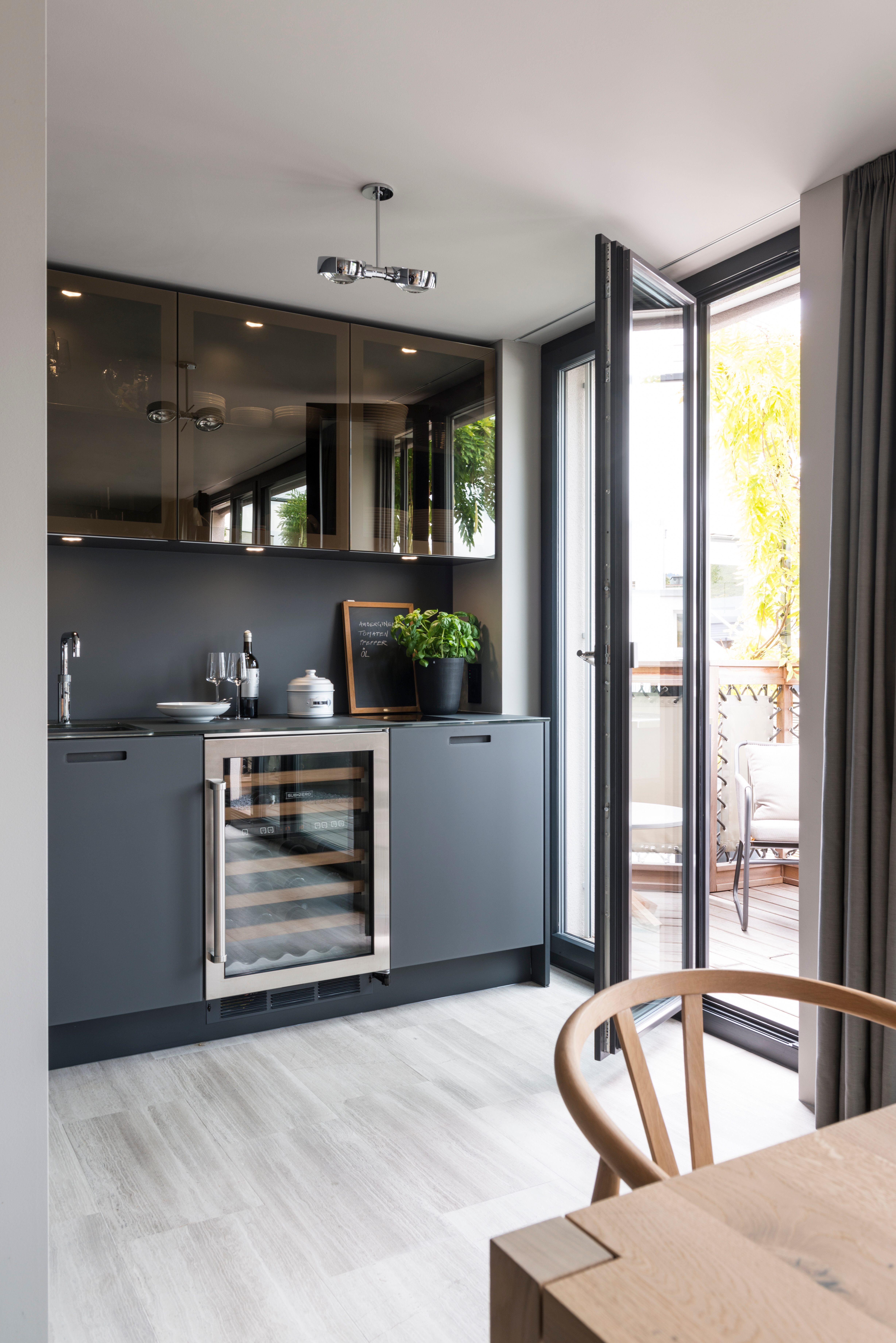 Küche Kyton Glas von Varenna, Stuhl Y-Chair von Hans J. Wegner. Exklusiver Weinlagerschrank von Coolgiants, Dampfgarer von Miele