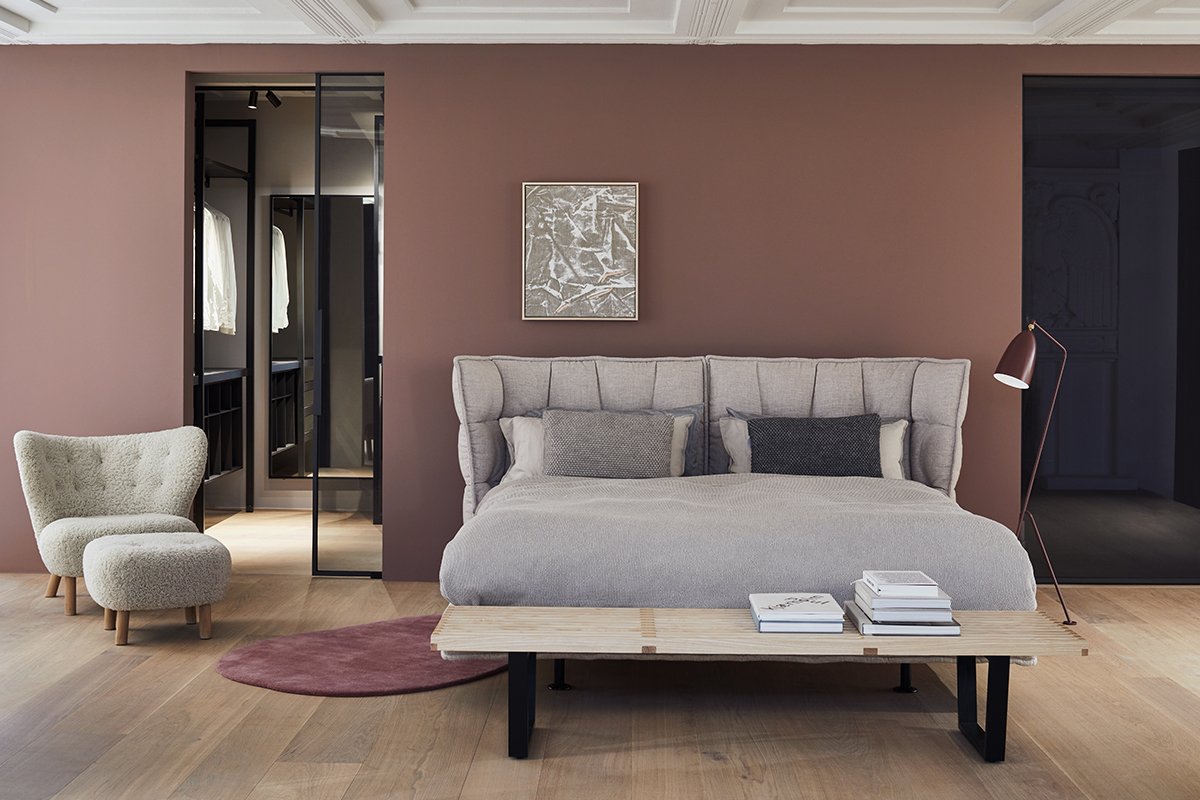 Das Schlafzimmer im Showroom zeigt das gemütliche Husk Bett von B&B Italia in Kombination mit Klassikern von &tradition, Vitra und Gubi. Eine harmonisch abgestimmte Einrichtung mit ikonischen Designs.