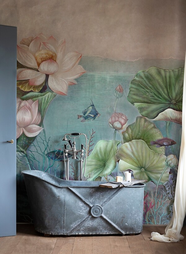 Wandbild mit großformatigen Blumen, Fischen und Wasserpflanzen in Badezimmer