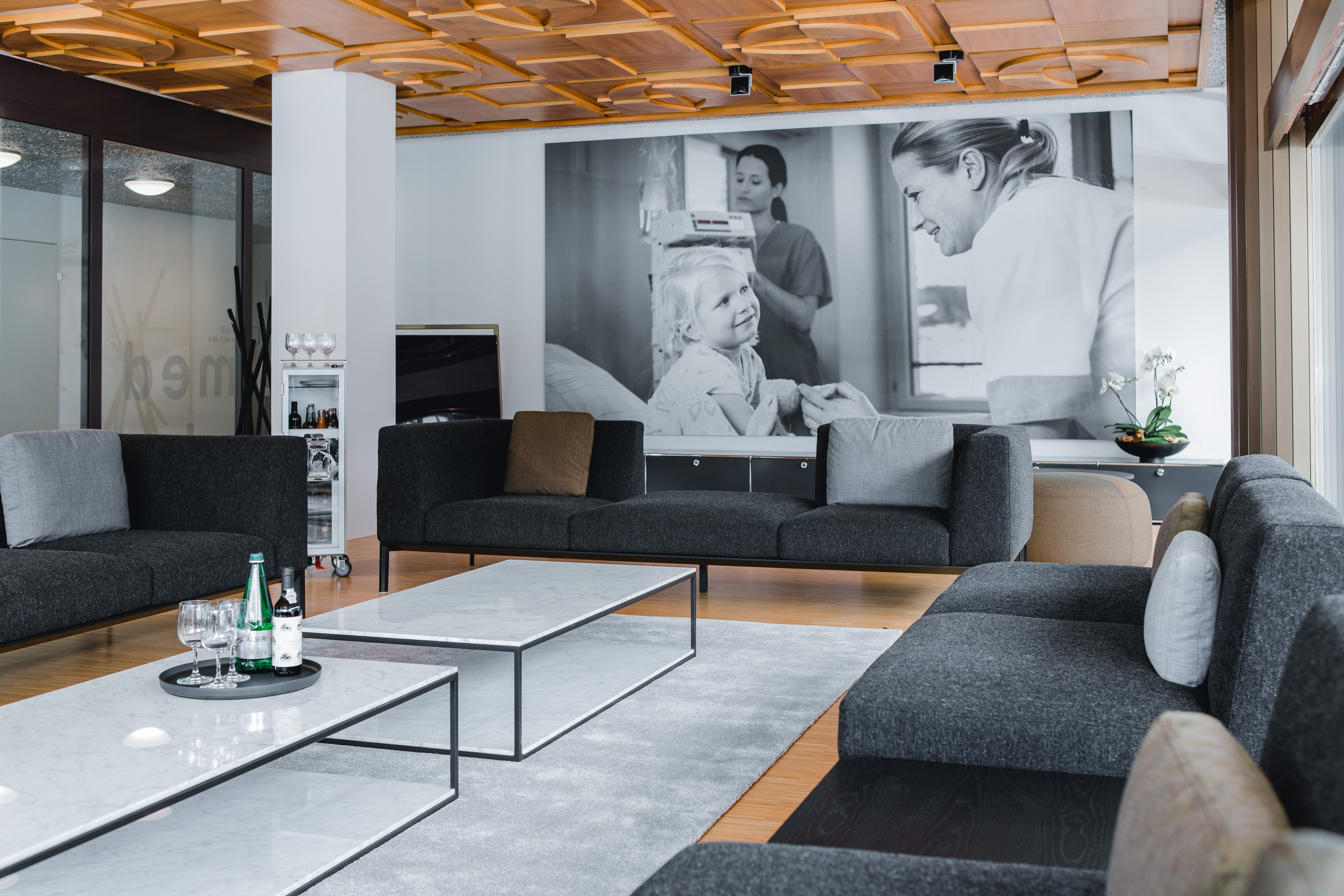 Die kommunikative Zusammenstellung der Sofagruppe Add Soft lädt die internationalen Kunden zum legeren Austausch ein. Ergänzt wird die Sofagruppe durch die Polsterhocker Kipu von Lapalma und den passenden Couchtischen Auki.