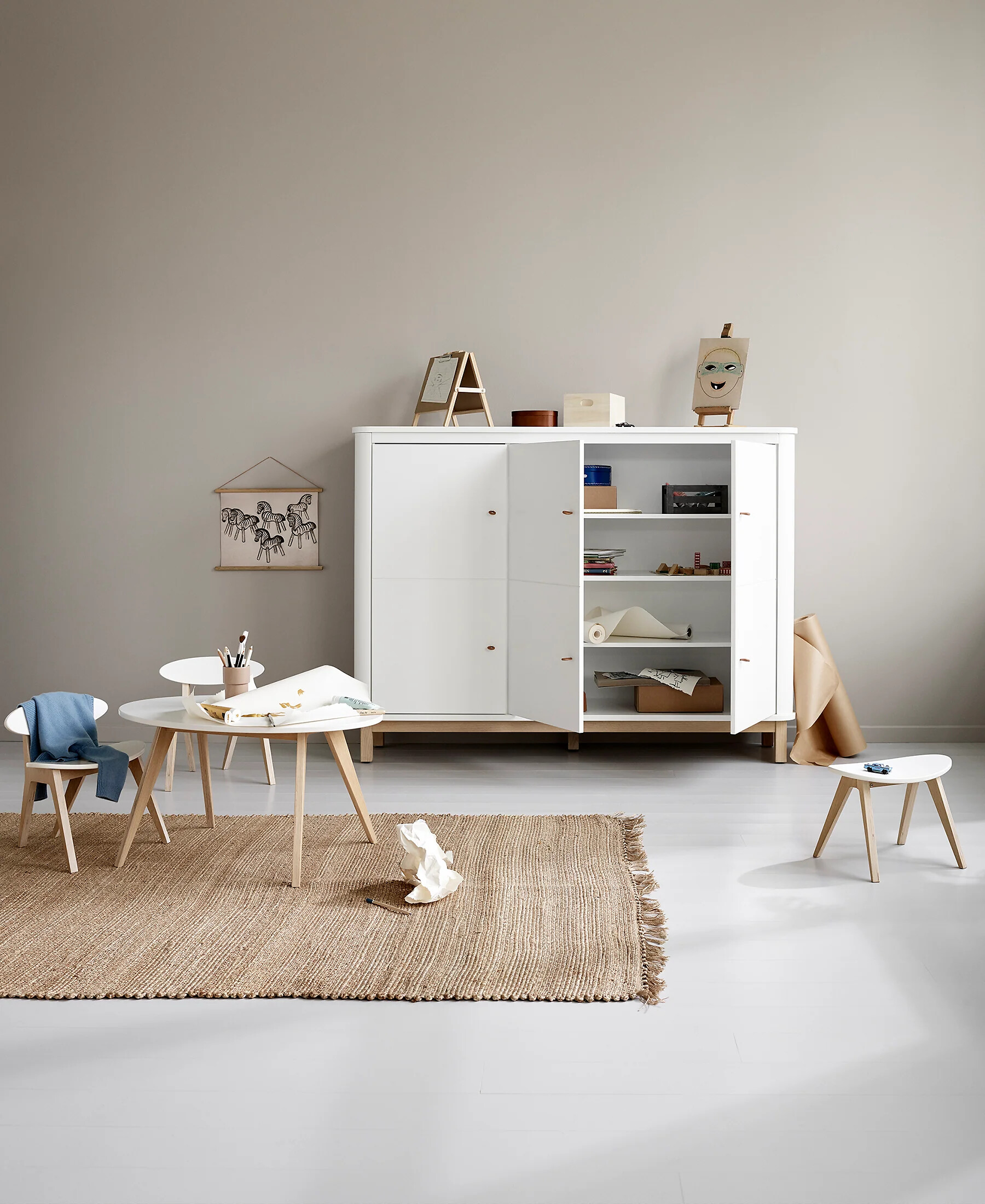 Kreativer Spielbereich mit Spieltisch und Sideboard von Oliver Furniture in Naturtönen