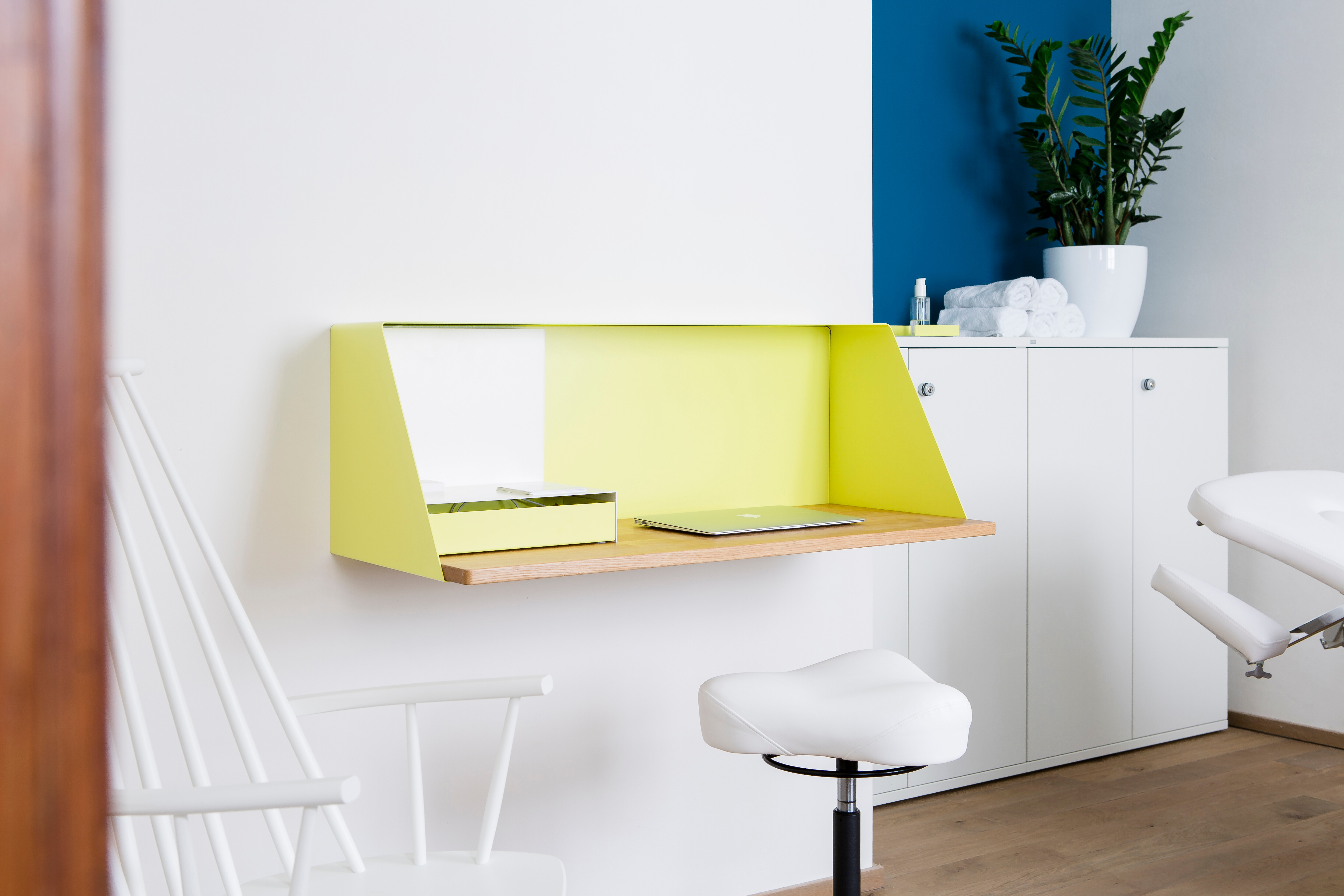 Bei der Einrichtung der Physiopraxis kommt es nicht nur darauf an, den Platz optimal auszunutzen, sondern vor allem darauf, dass sich die Patienten wohlfühlen und somit entspannen können. Der Leitgedanke der Physiopraxis ist, dass unser Körper als Ganzes