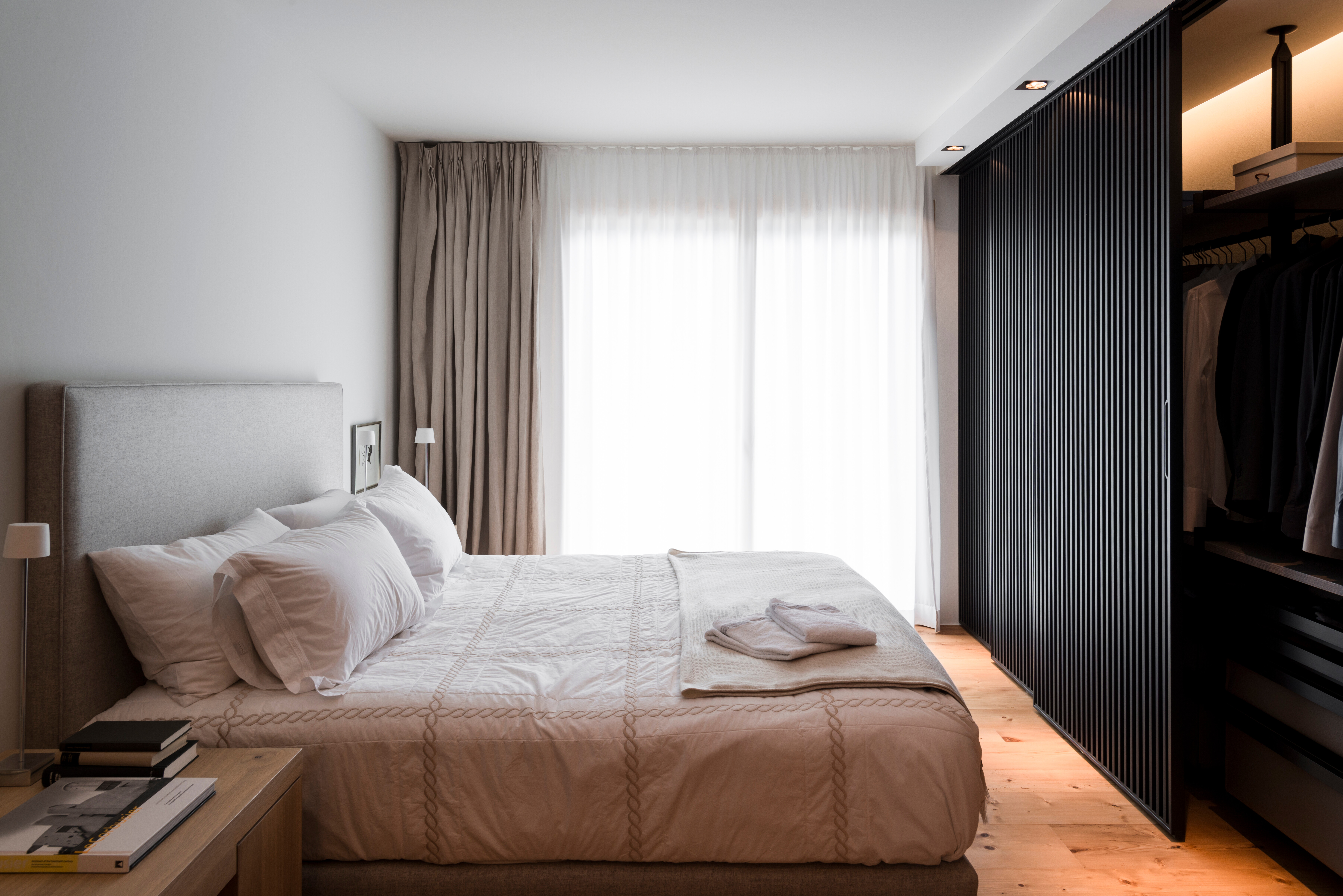 Die Schrankkombination von Rimadesio nützt den Platz optimal aus und bildet durch die Struktur eine interessante Oberfläche. Das Bett Moderne von Treca lädt zum Entspannen ein.