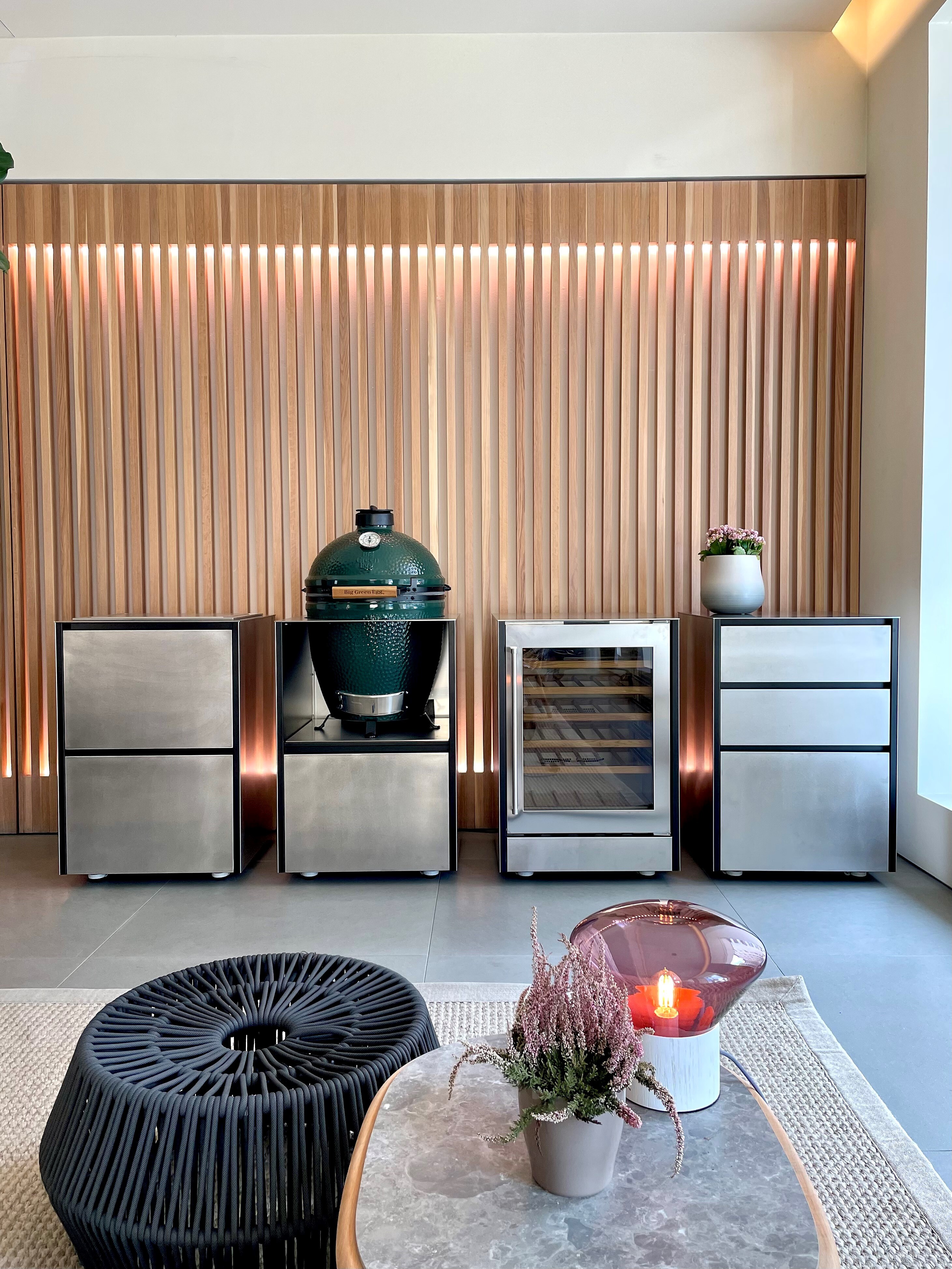 Vier Einzelmodule mit Green Egg, Weinkühler, Schubladen und Dekoration