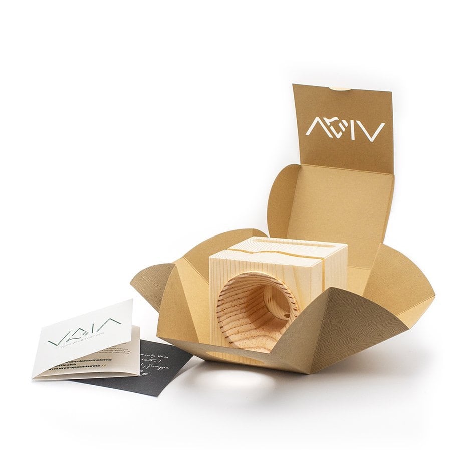 Lautsprecher Cube von Vaia, der aus dem Holz von Bäumen, die vom Sturm Vaia (Dolomiten, 2018) gefällt wurden, hergestellt wird.