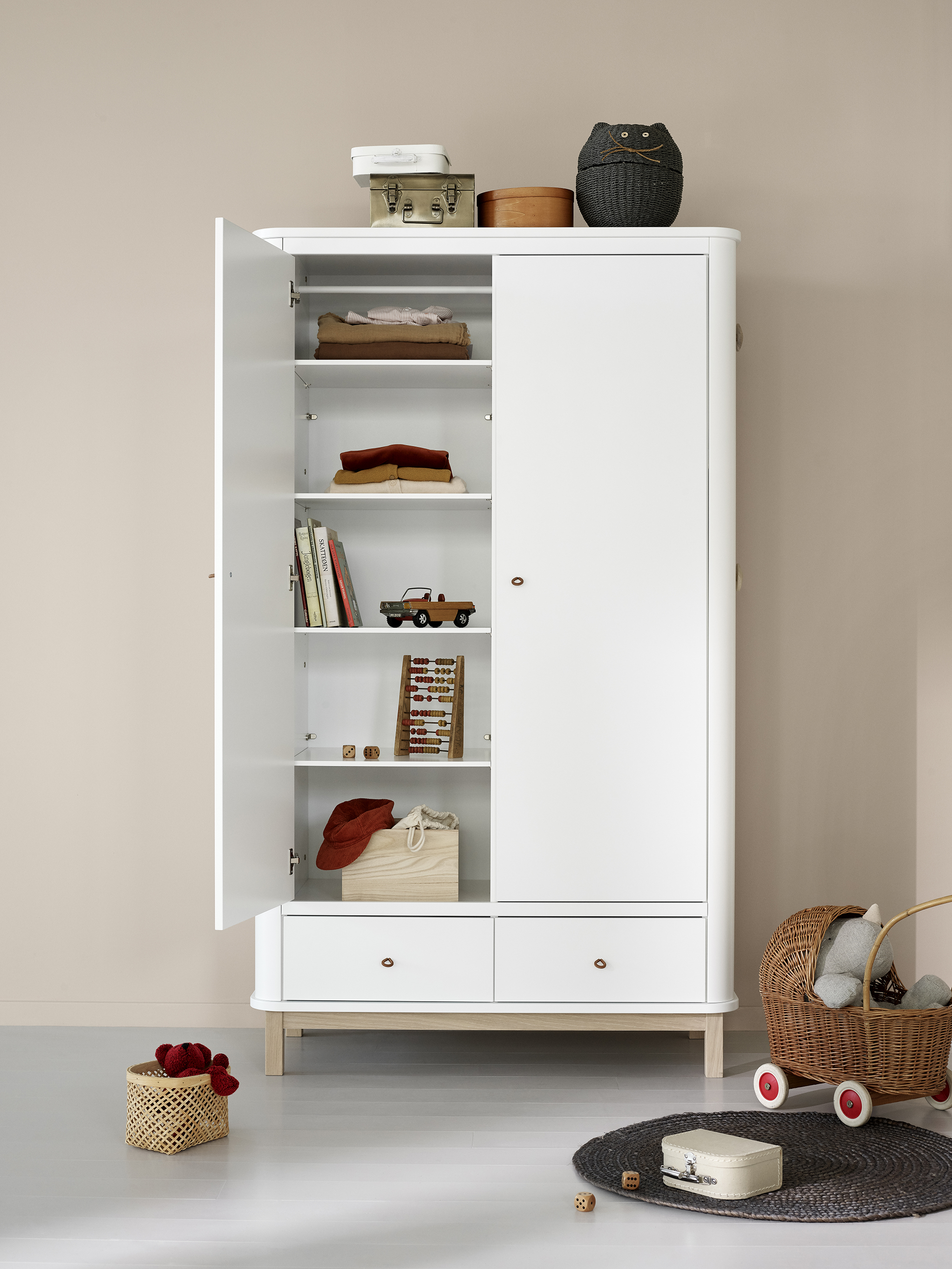 Weißer Wood Kleiderschrank von Oliver Furniture mit offener Tür und gefüllten Fächern
