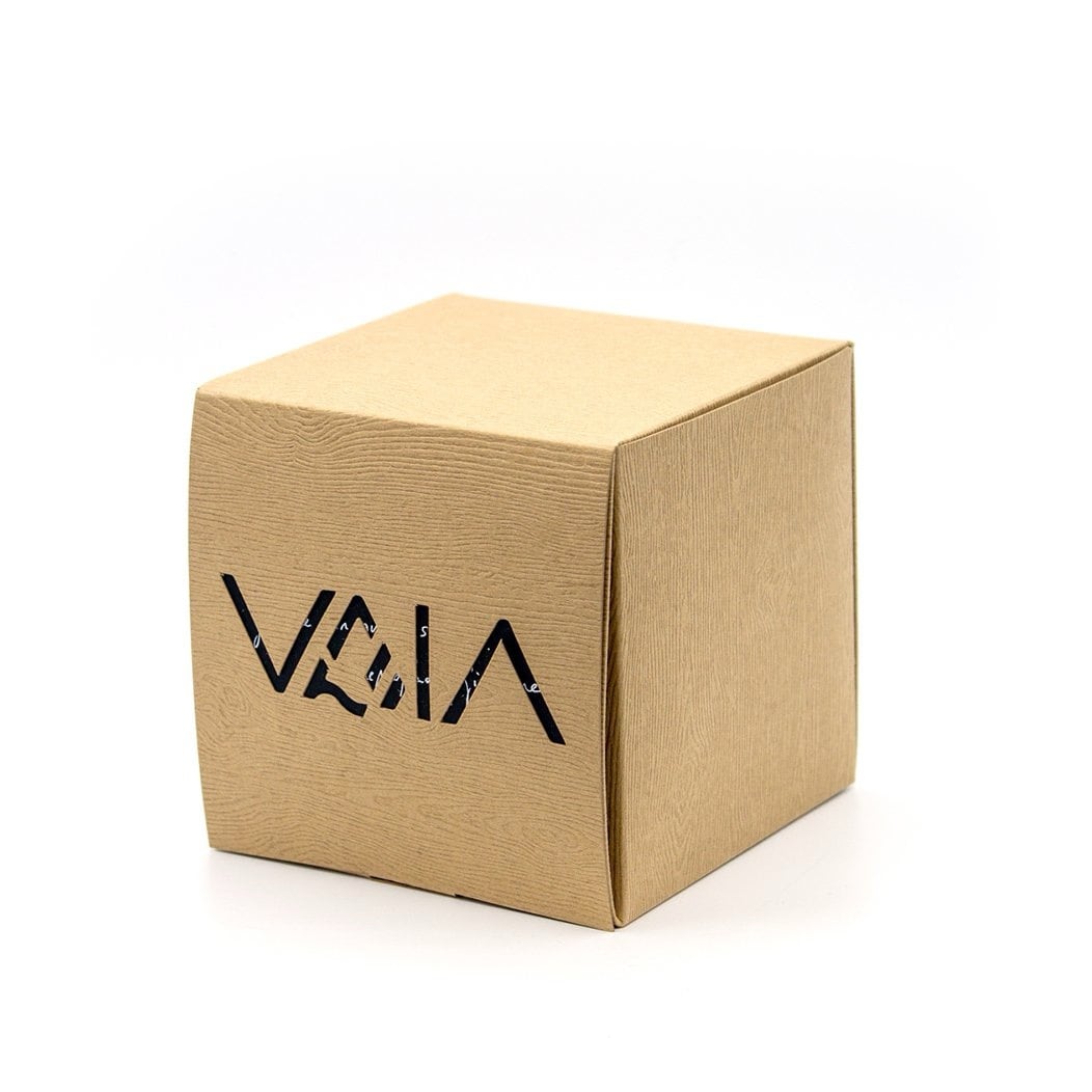 Lautsprecher Cube von Vaia, der aus dem Holz von Bäumen, die vom Sturm Vaia (Dolomiten, 2018) gefällt wurden, hergestellt wird.