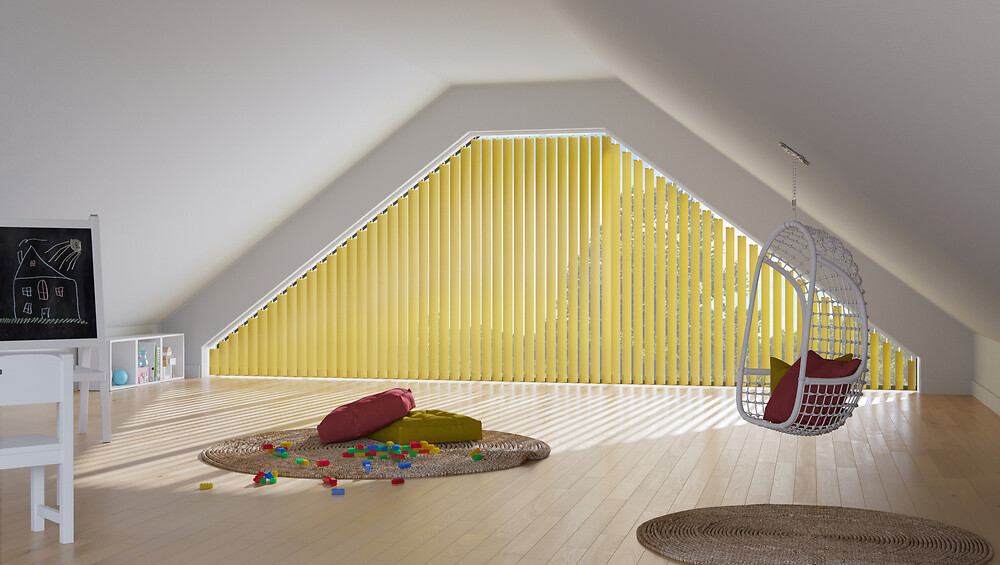 Schräge Fensterfront mit gelben Vertikallamellen in einem Kinderzimmer