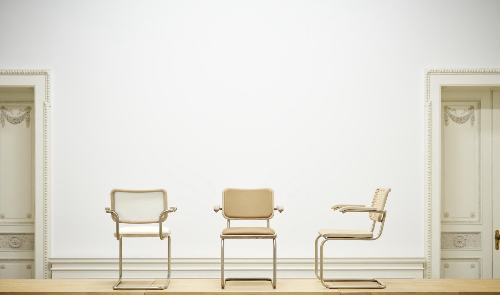 Jil Sander x Thonet: Stahlrohrklassiker neu interpretiert – minimalistisch, ikonisch, in perfekter Proportion.