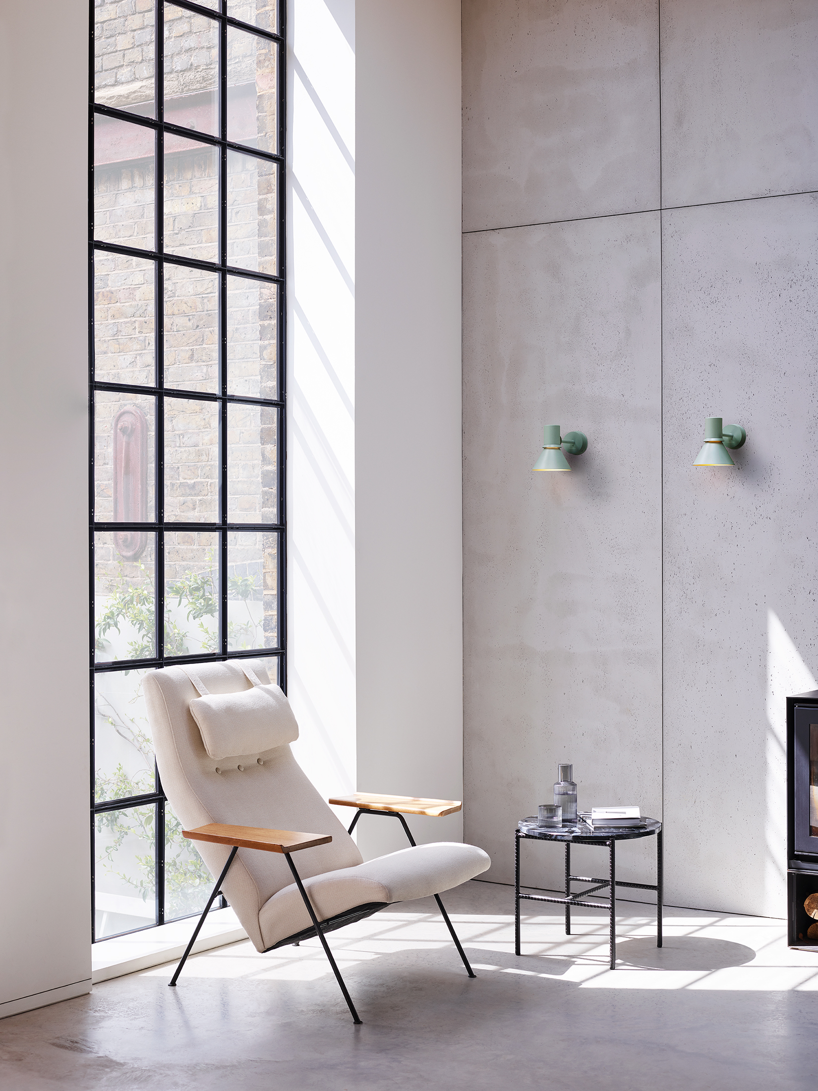 Wandleuchten Type 80 in Pistachio Green von Anglepoise neben Lounge-Sessel und Beistelltisch