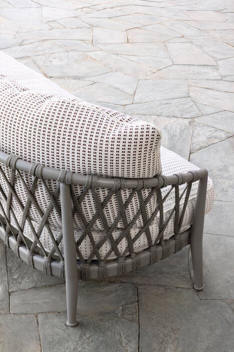 Rückansicht des Sofas Erica von B&B Italia mit geflochtener Rückenlehne auf Natursteinboden