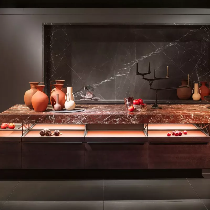 Poggenpohl-Küchenzeile mit rotem Marmor, dunkler Rückwand und dekorativen Vasen