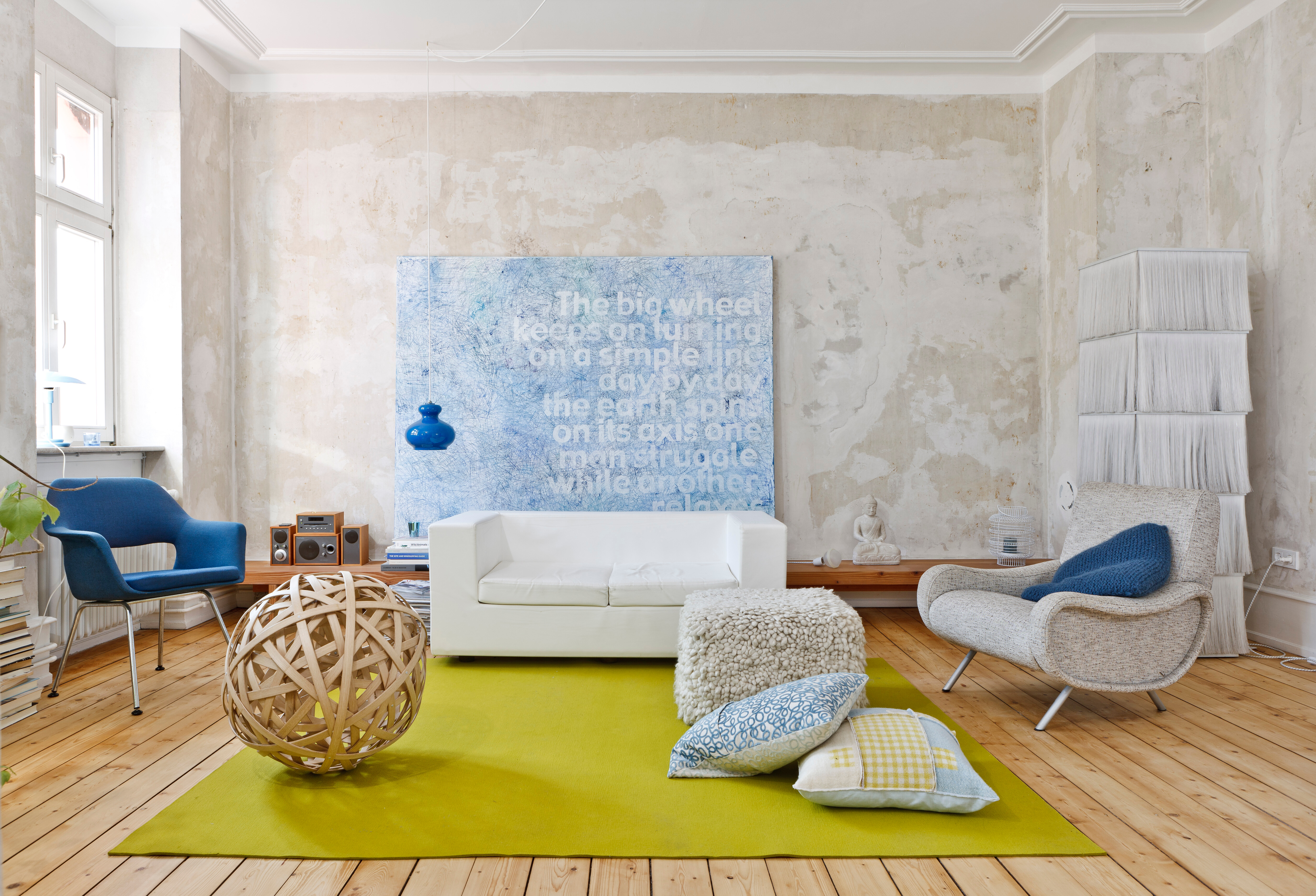 Die Sitzskulptur Kluven von Raumgestalt kann ihre Wirkung voll entfalten. Der blaue Stuhl stammt vom Flohmarkt.