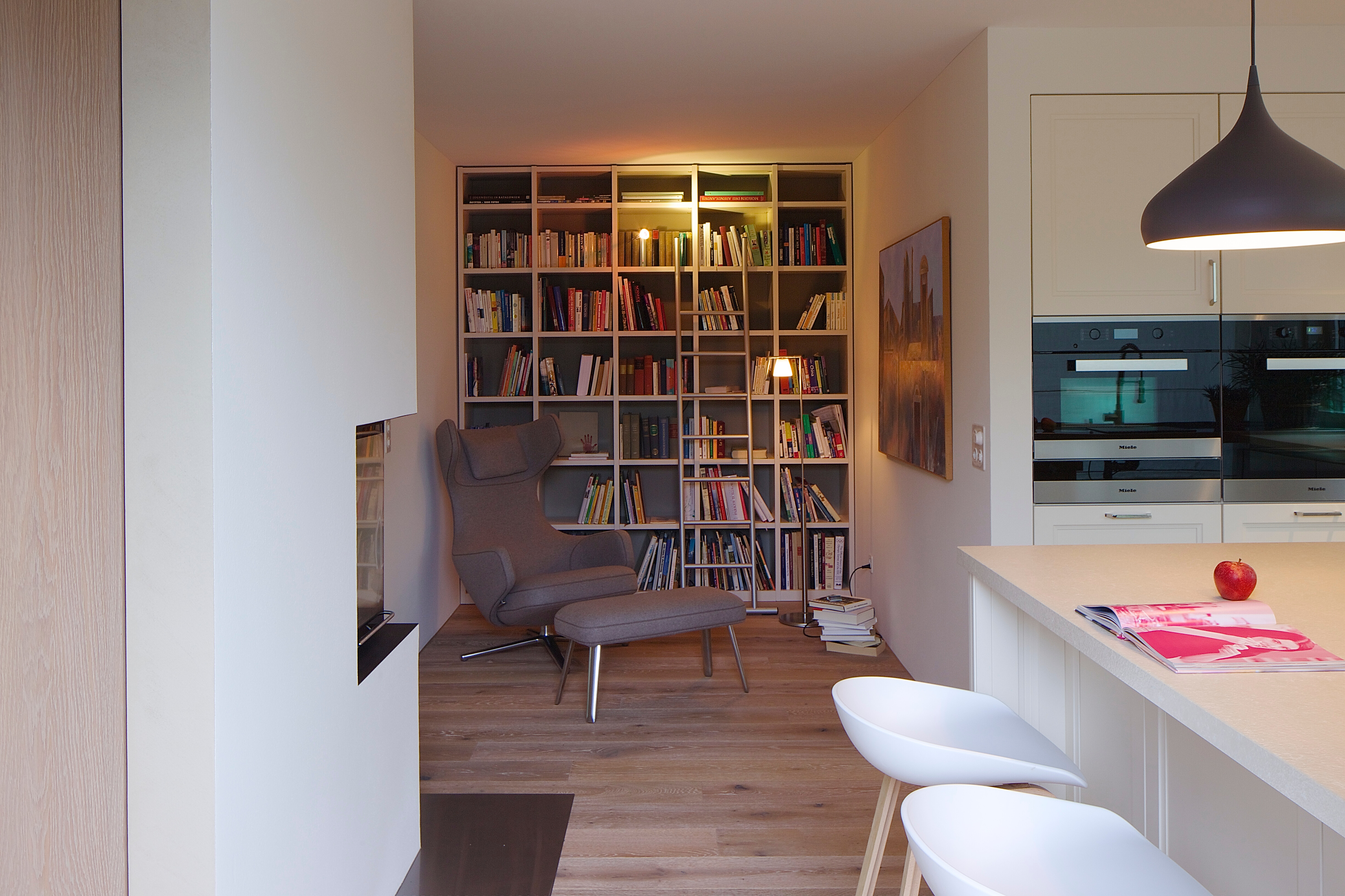 Bitte Platz nehmen – Hocker About a Stool und Hängeleuchte Spinning Im Grand Repos von Vitra kann man es sich vor den Bücherregal Studimo von Interlübke gemütlich machen