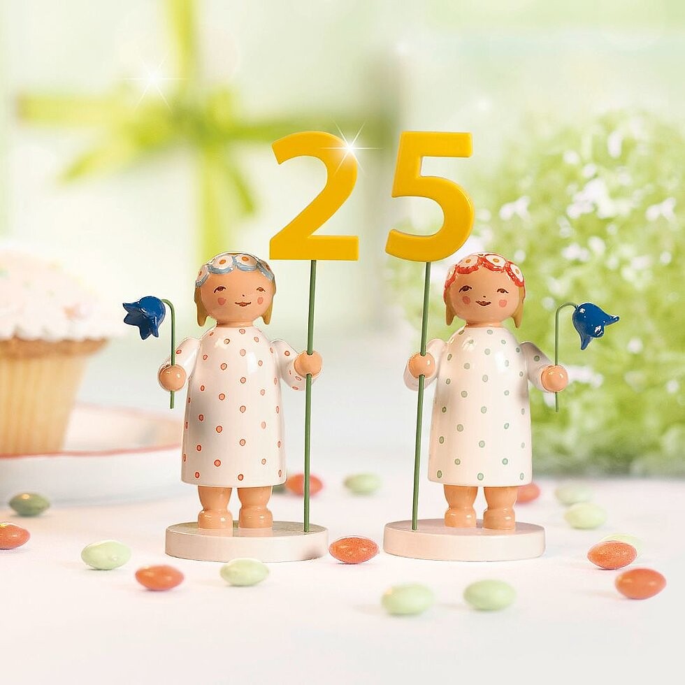 zwei Margeritenengel halten die Zahlen 25 und jeweils eine Glockenblume