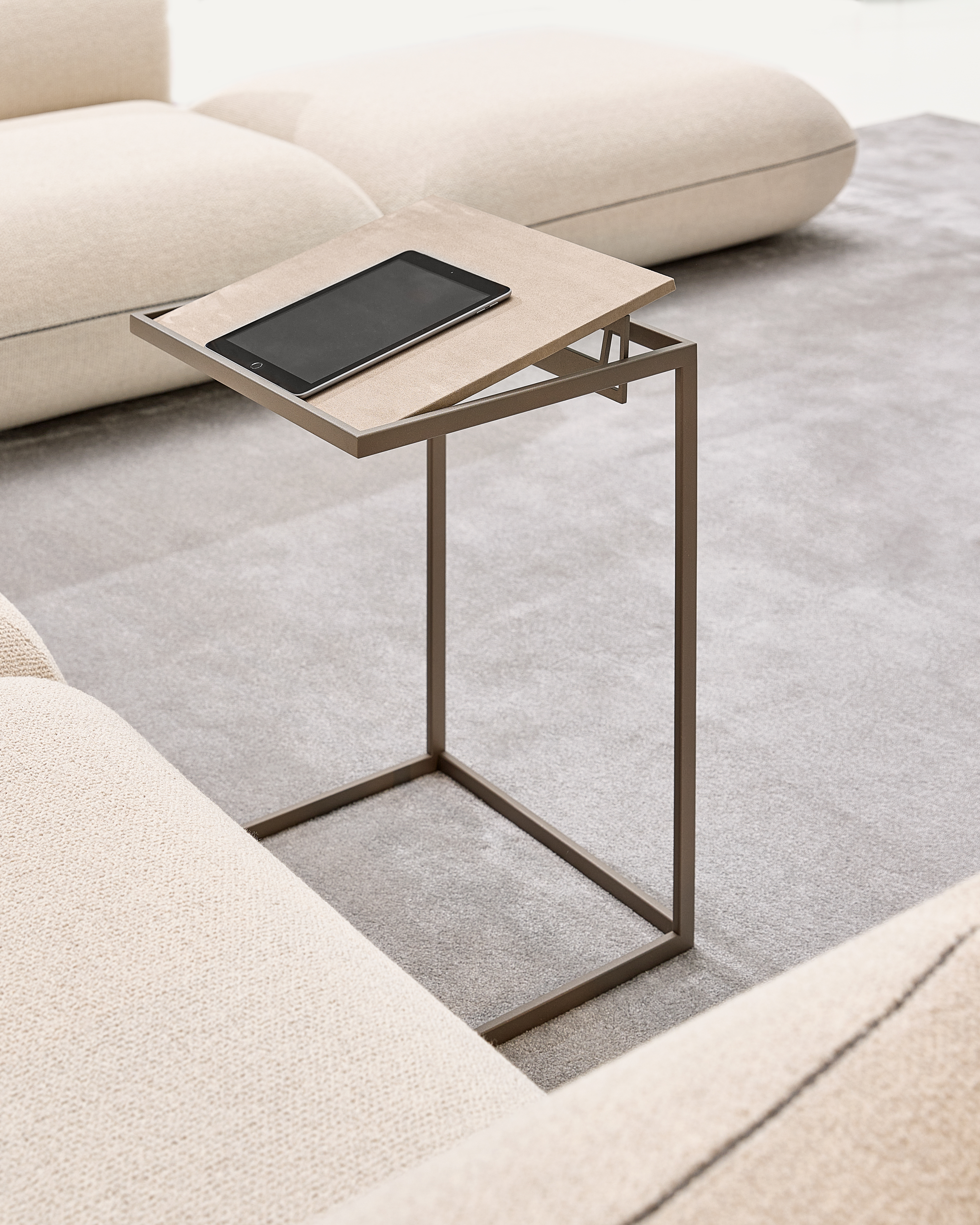 Schmaler Beistelltisch mit Metallgestell und rechteckiger Platte in heller Umgebung